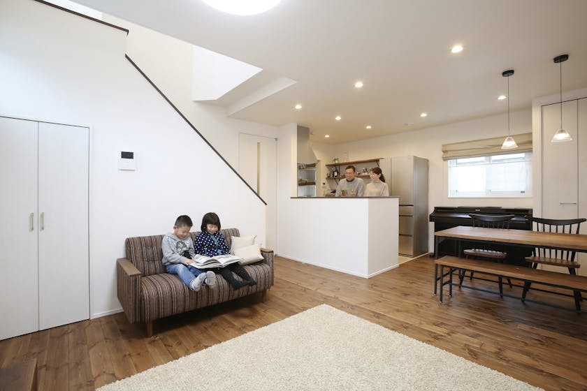 【石川】セイダイハウジング_ムクの床材を家族で塗装して「一生の思い出」に 広々オープンキッチンで「夫婦の絆」が強まる