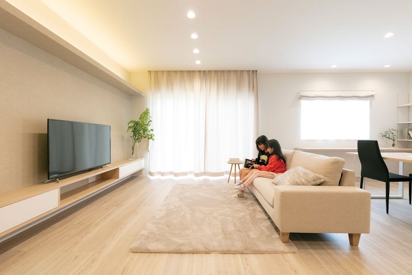 【石川】LINX（リンク）_グレージュの壁と淡い色の床で、優しく温かみのあるLDK。間接照明が上品な雰囲気を演出する。