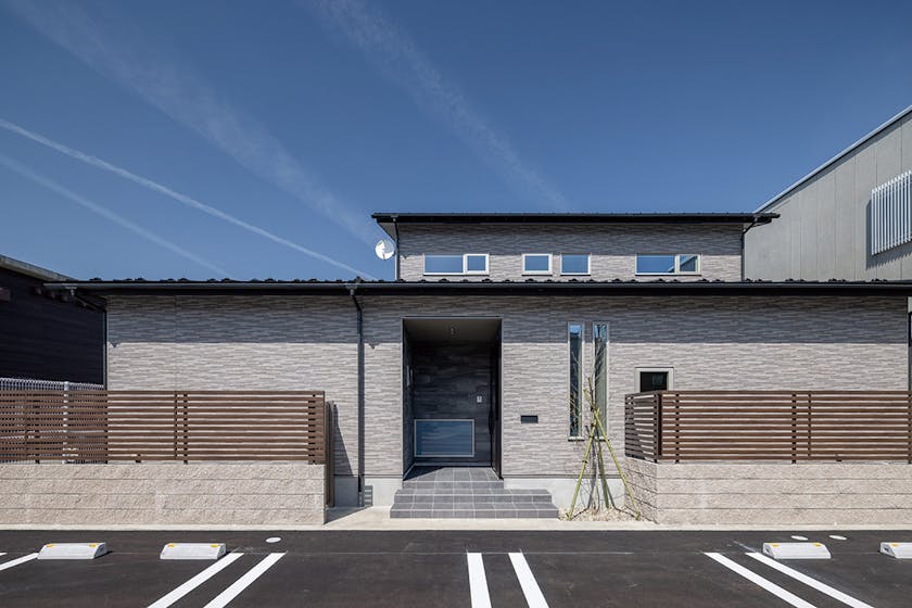 【石川】株式会社ウィズプランニング_外観の色味は落ち着いたグレーをセレクト。外壁は耐久性やメンテナンスのしやすさを考え、高耐候性能のサイディング及びシーリング仕上げを行っている。