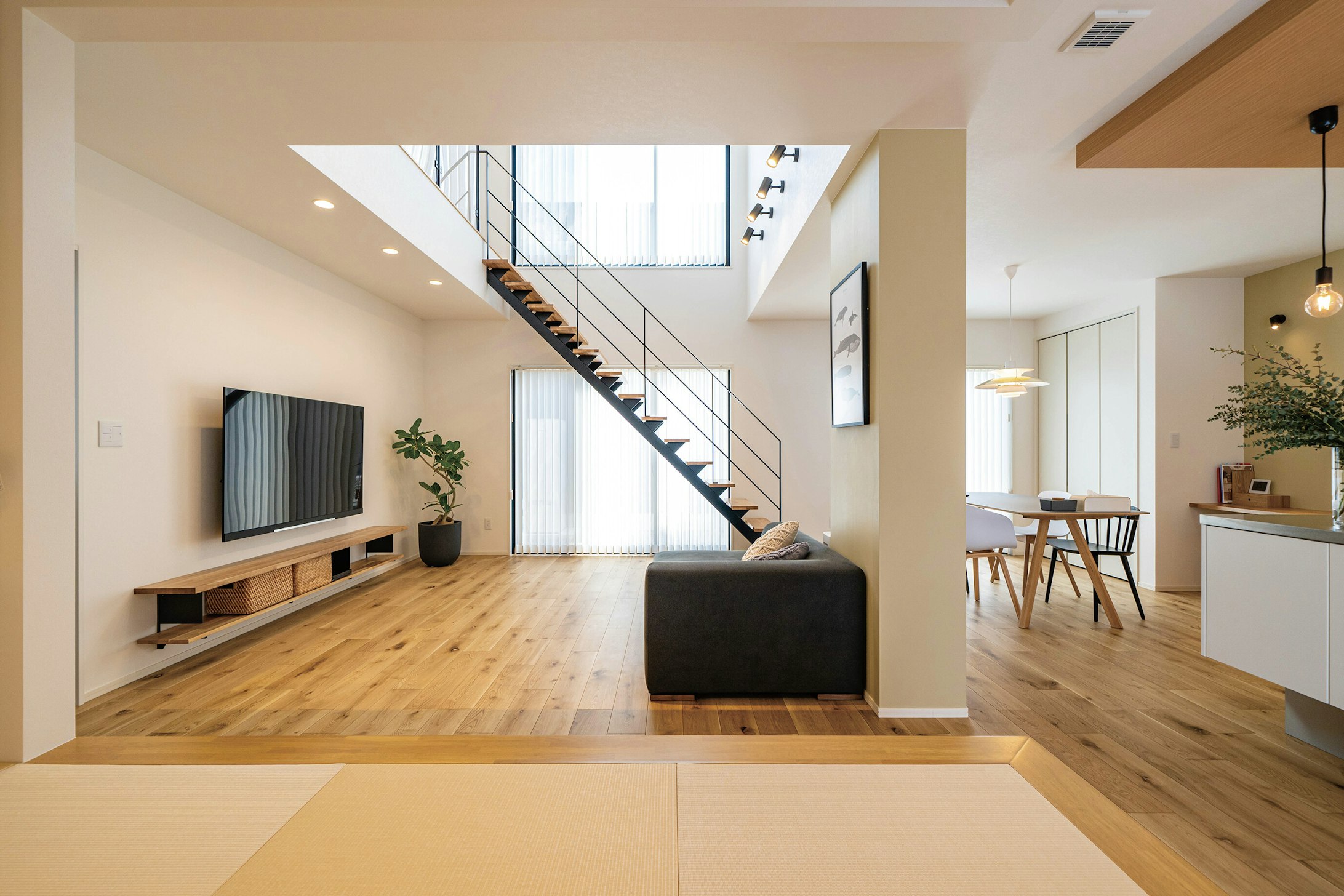 スケルトン階段と吹き抜けが織りなす 大空間ldk 株式会社 マイホームタナカ 富山 高岡市 家づくりナビ