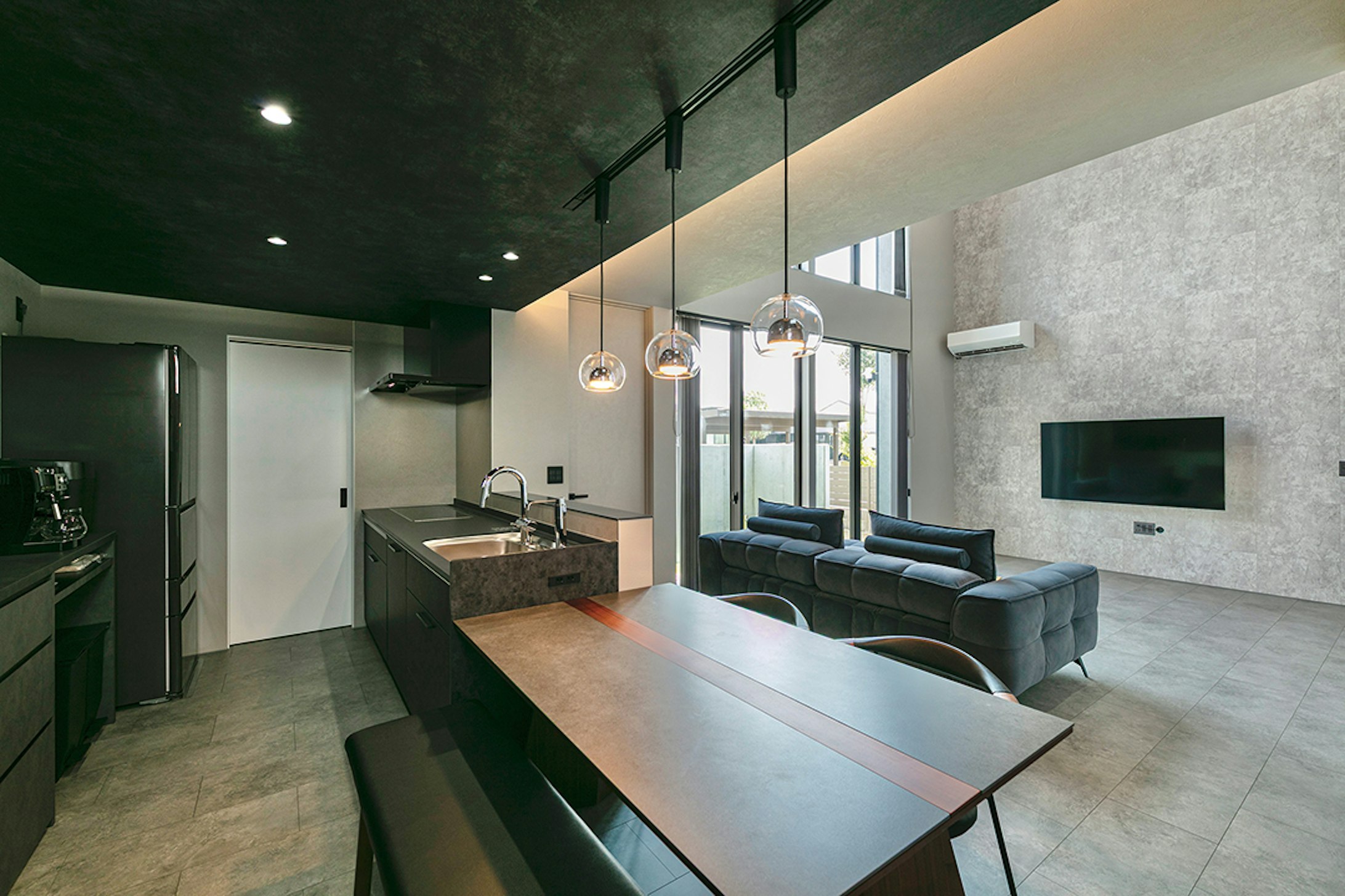 【福井】カズクリエイトオフィス_我が家がホテルに。大胆なデザインで叶える美空間