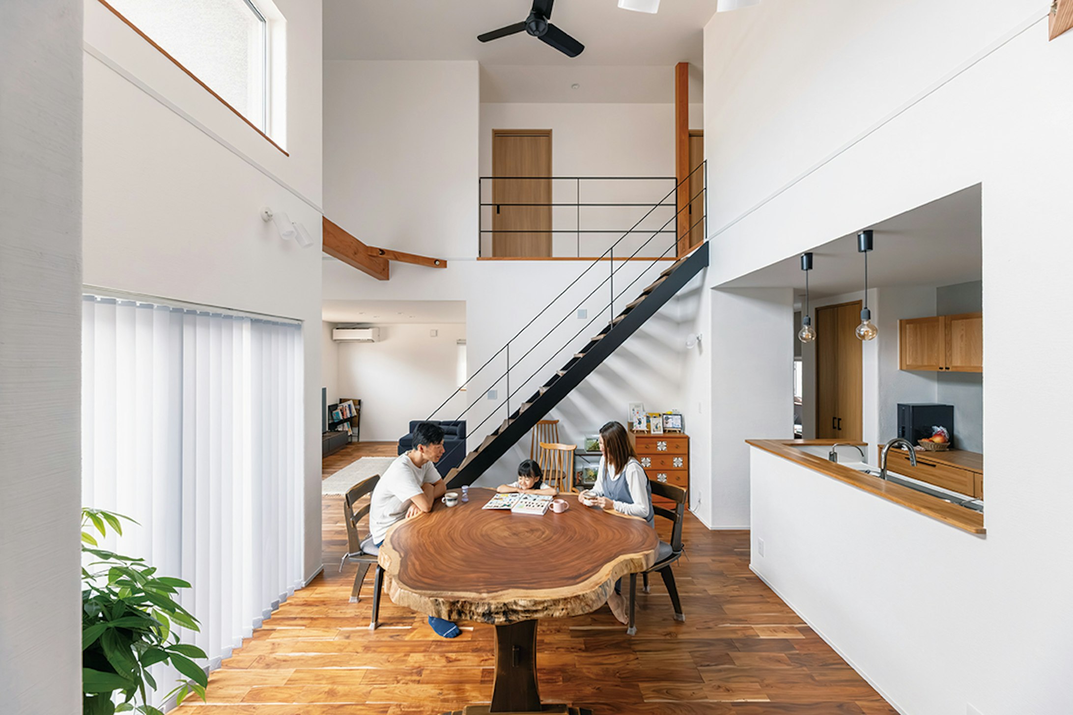 【富山】山下ホーム_開放感と落ち着き感の2面性のあるLDK