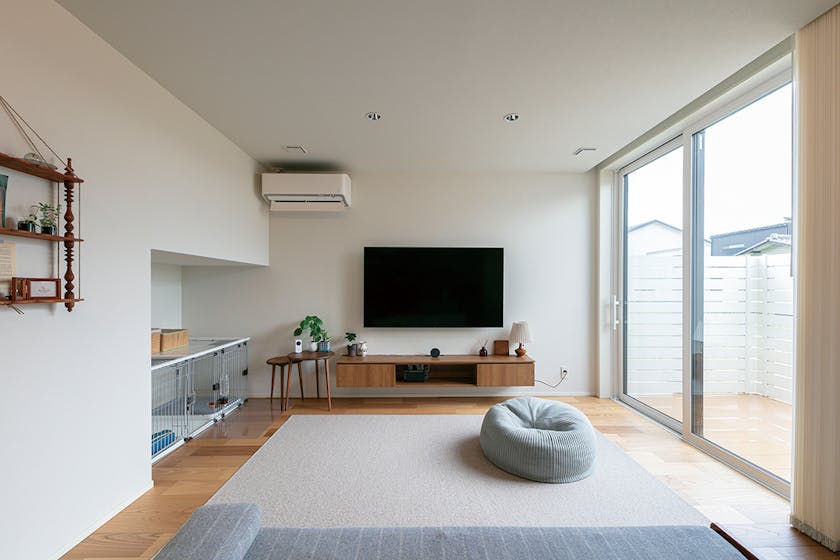 【石川】アイ工務店_シンプルに統一した、2つのカフェ空間のあるお家