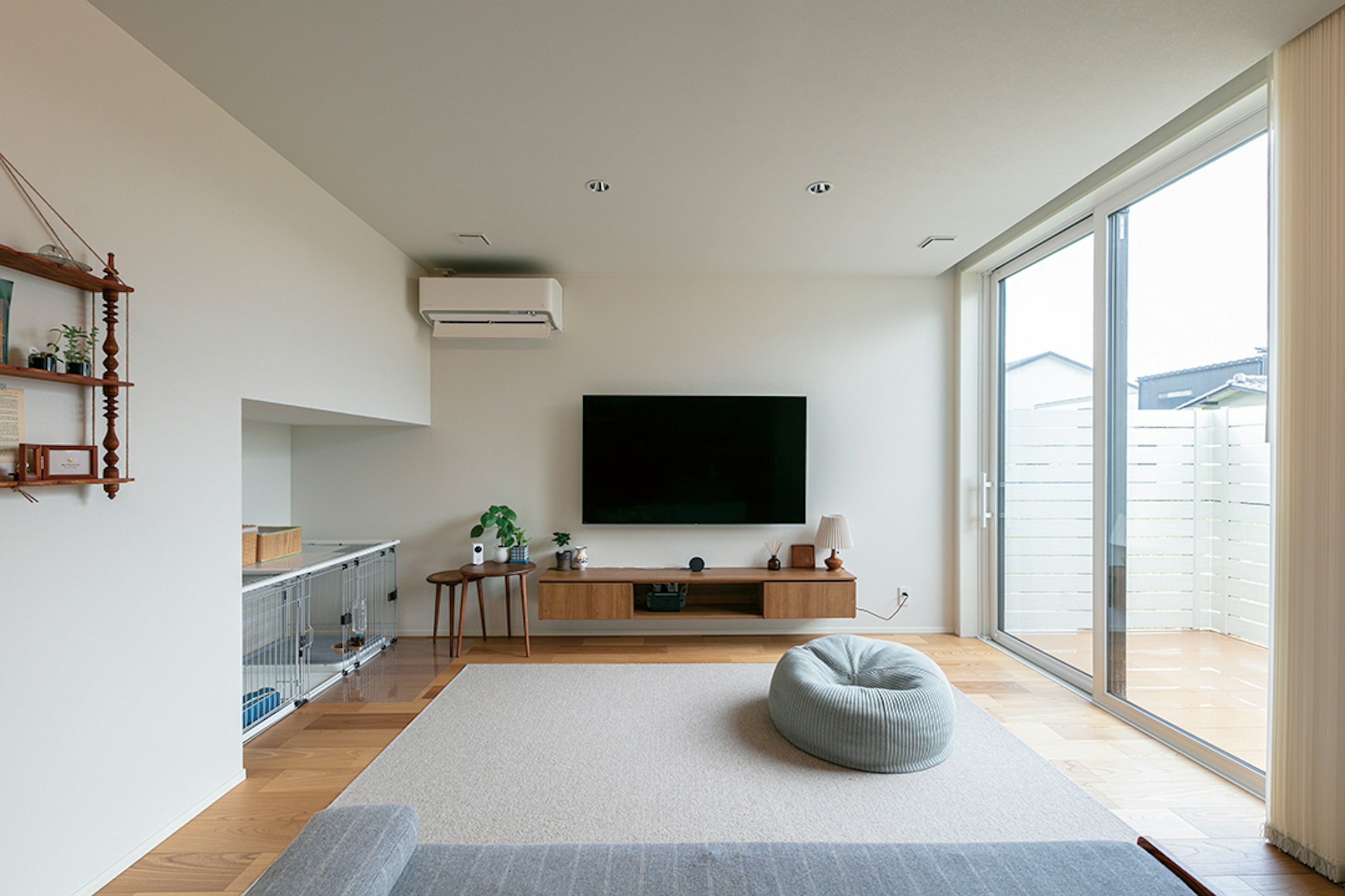 【石川】アイ工務店_シンプルに統一した、2つのカフェ空間のあるお家