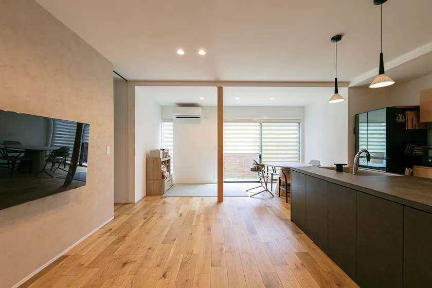 【福井】エーシンホーム_キッチンと庭で家族の楽しい時間を満喫