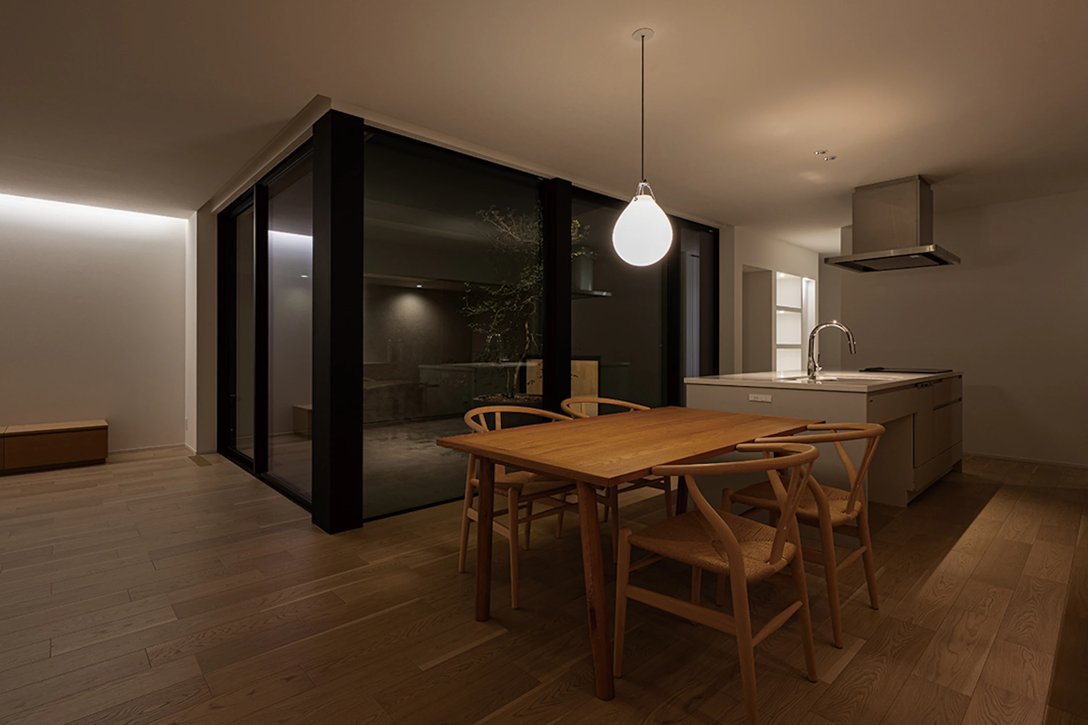 【福井】	CRAFIT HOUSE_カーテンレスの日常 中庭と響き合う美しき平屋