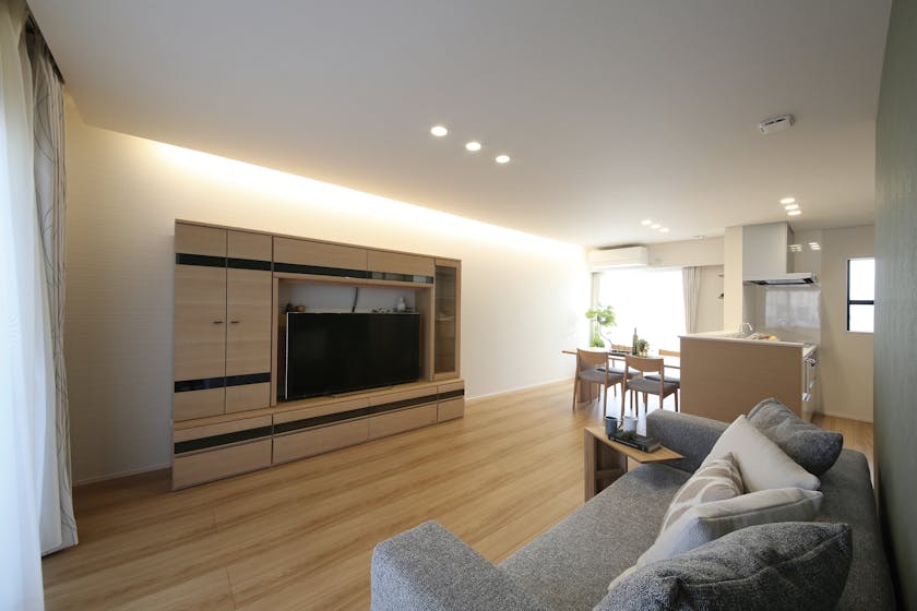 【石川】株式会社ココ地建_暮らし心地を最大に。シンプルな空間を家具で彩る
