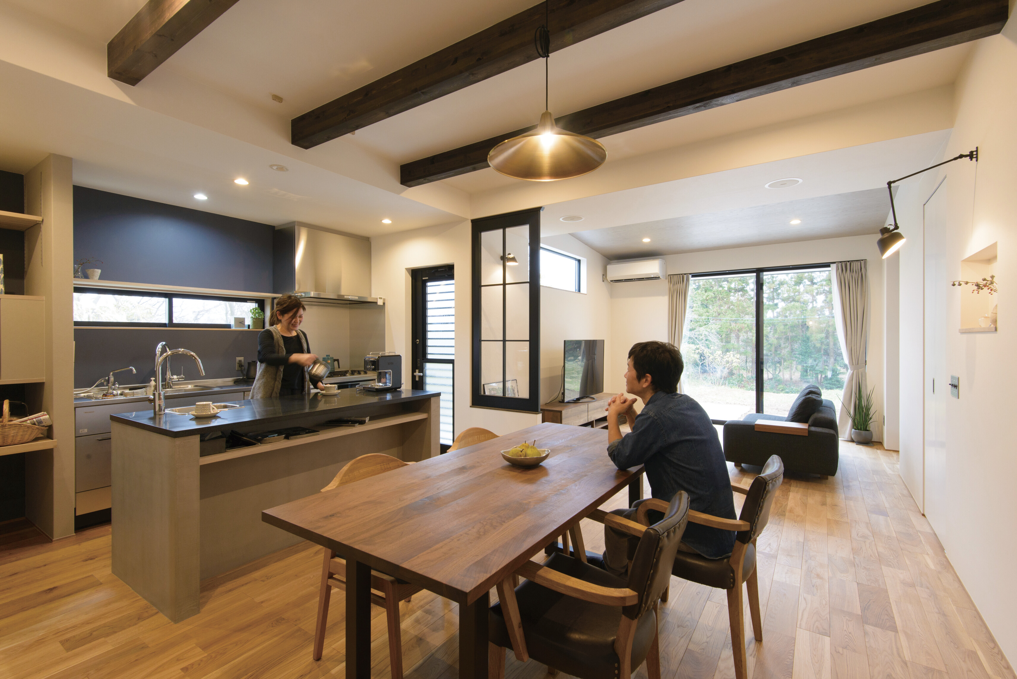 ダイニングキッチンは非日常の「おうちカフェ」 リビングでは四季折々