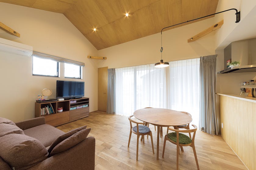 【石川】シィー・プランニング＿二つの三角屋根が印象的な佇まい。 北欧家具が似合う暮らし