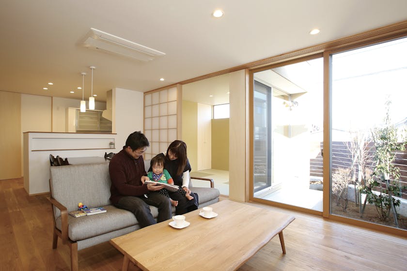 【石川】済田工務店＿キッチン中心の家事動線が効率的 陽光あふれるLDKに、家族の笑顔が集まる家