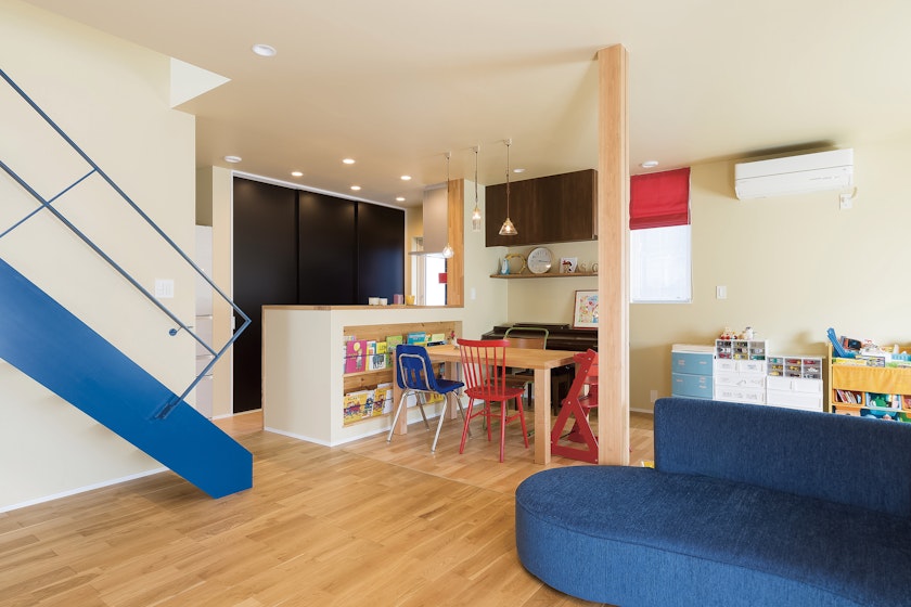 パブリックスペースであるLDKは、ベージュを基調としたシンプルなデザインに。外観とコーディネートしたサニーブルーの階段がおしゃれ。家具は、新居に合わせてすべて新調したそうで、空間をより華やかに装っている。
