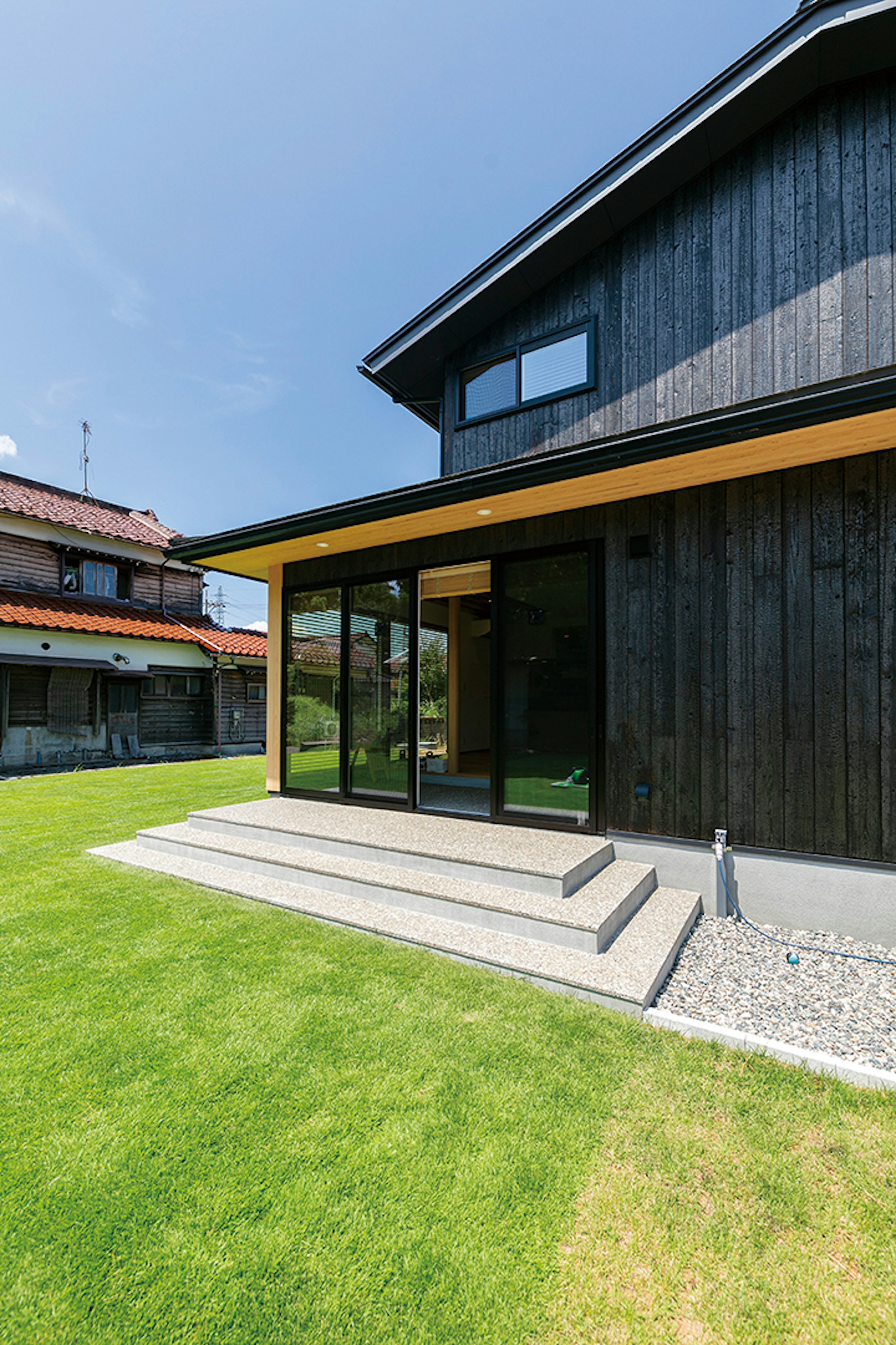 土間先の３段のテラスと軒