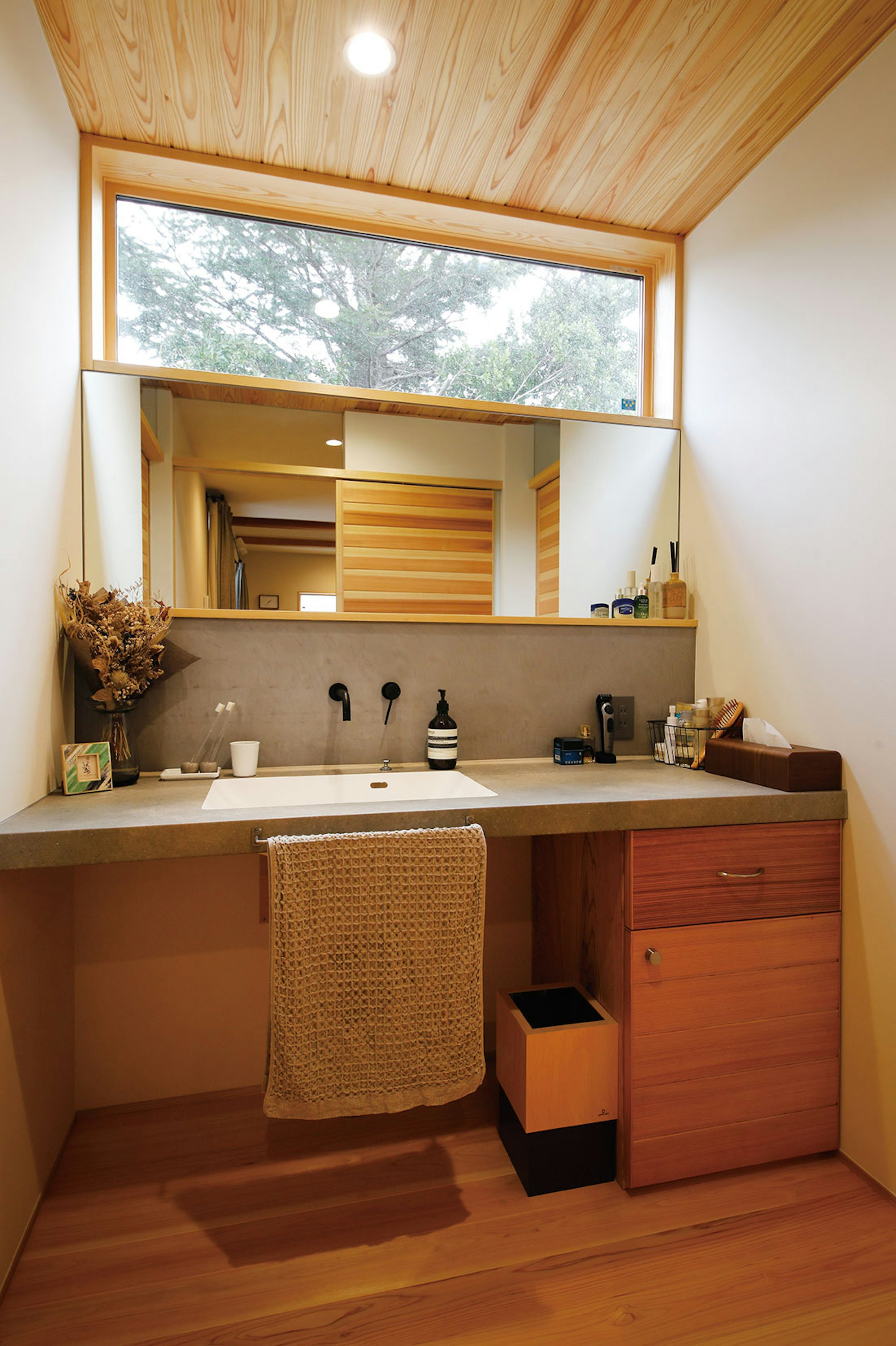 既製品の洗面台に、壁の色や鏡などを住まいと統一感が出るようにデザイン