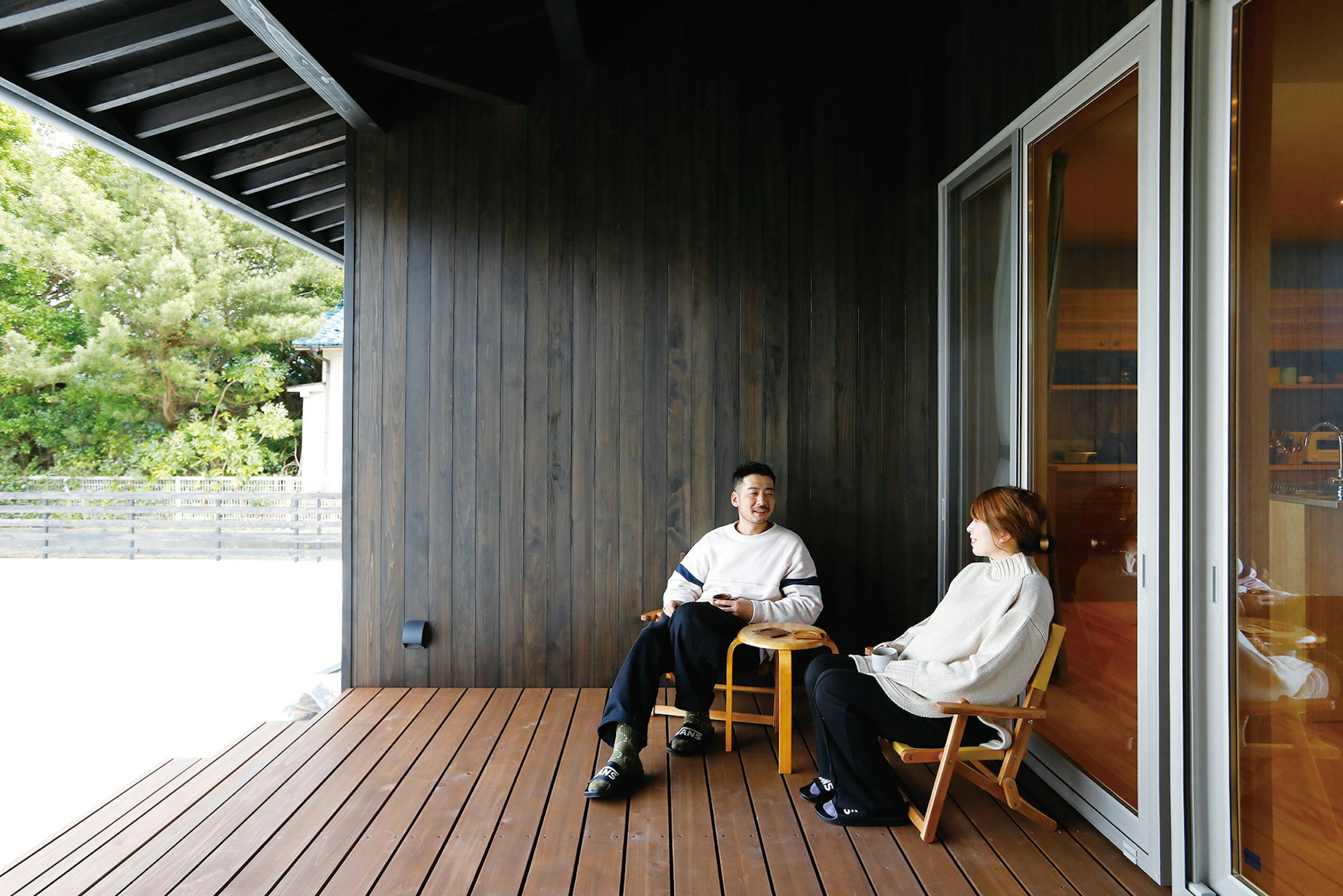 休日の朝は、ウッドデッキでコーヒーを楽しんでいる