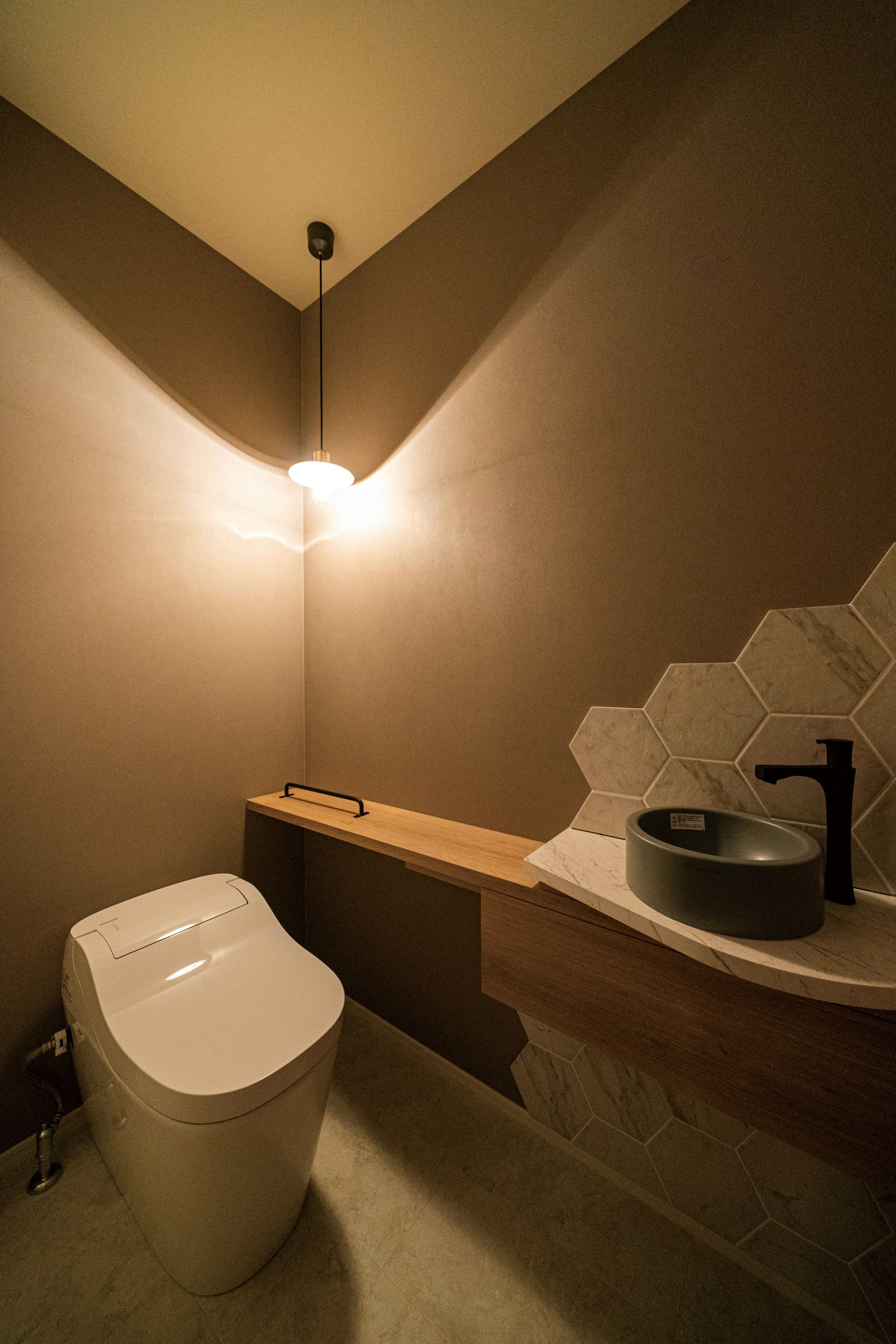 ゲスト用トイレは、六角形のヘキサゴンタイルで印象的に