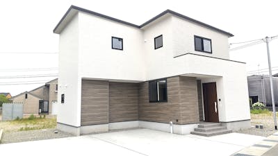 オシャレな外観、駐車場３台可！
