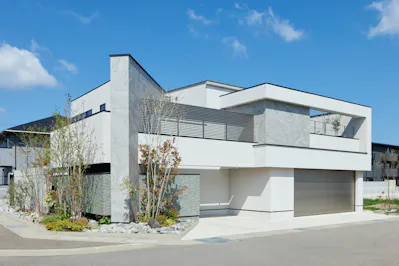 【外観】BOX型をベースとしつつも、斜めの壁や抜け感を取り入れ、他にはない独創的な形状