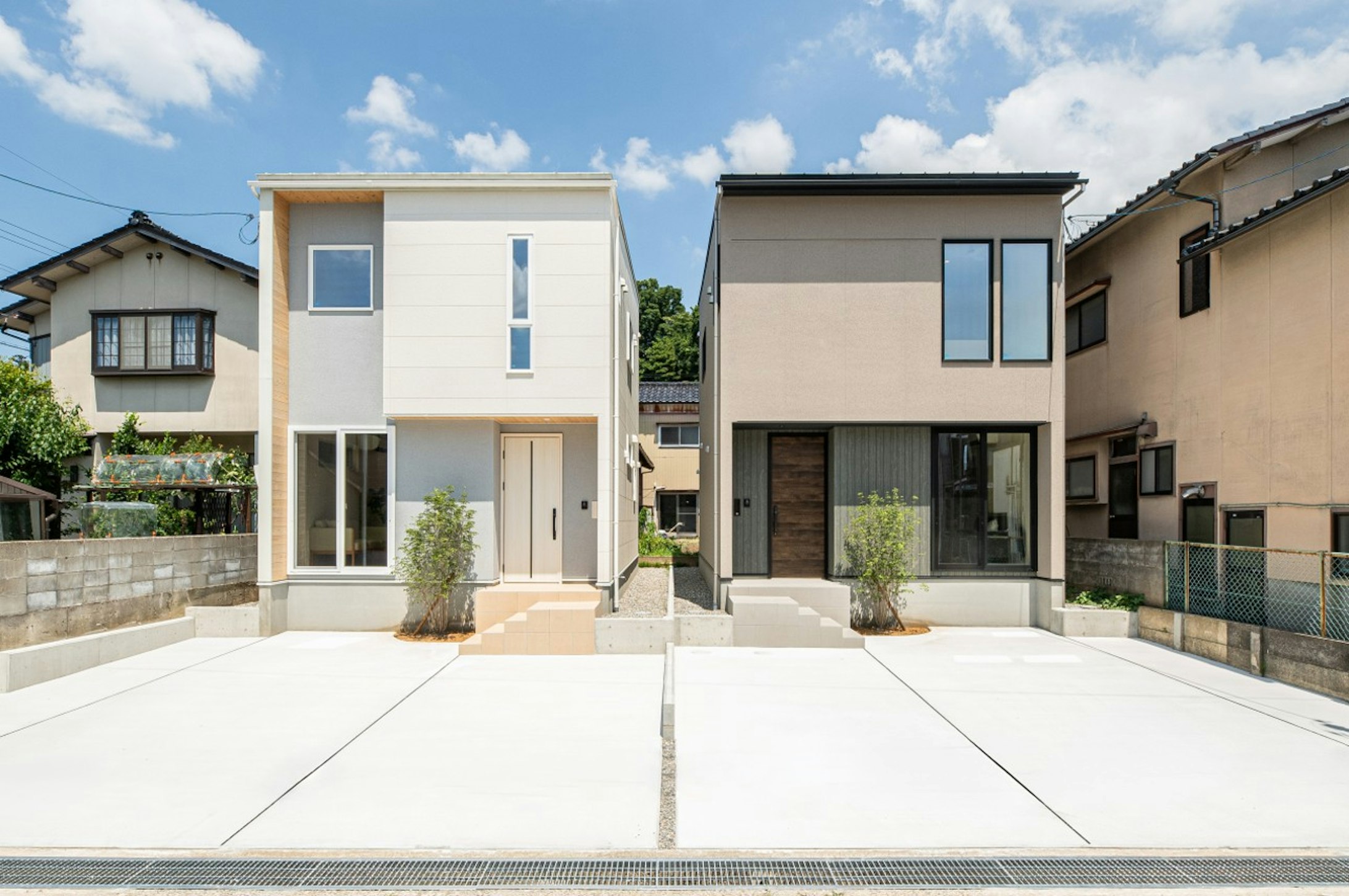 【A棟：写真右／B棟：写真左】質感を感じられる吹付材とシンプルな外壁と木目調の外壁が魅力の外観デザインです。
