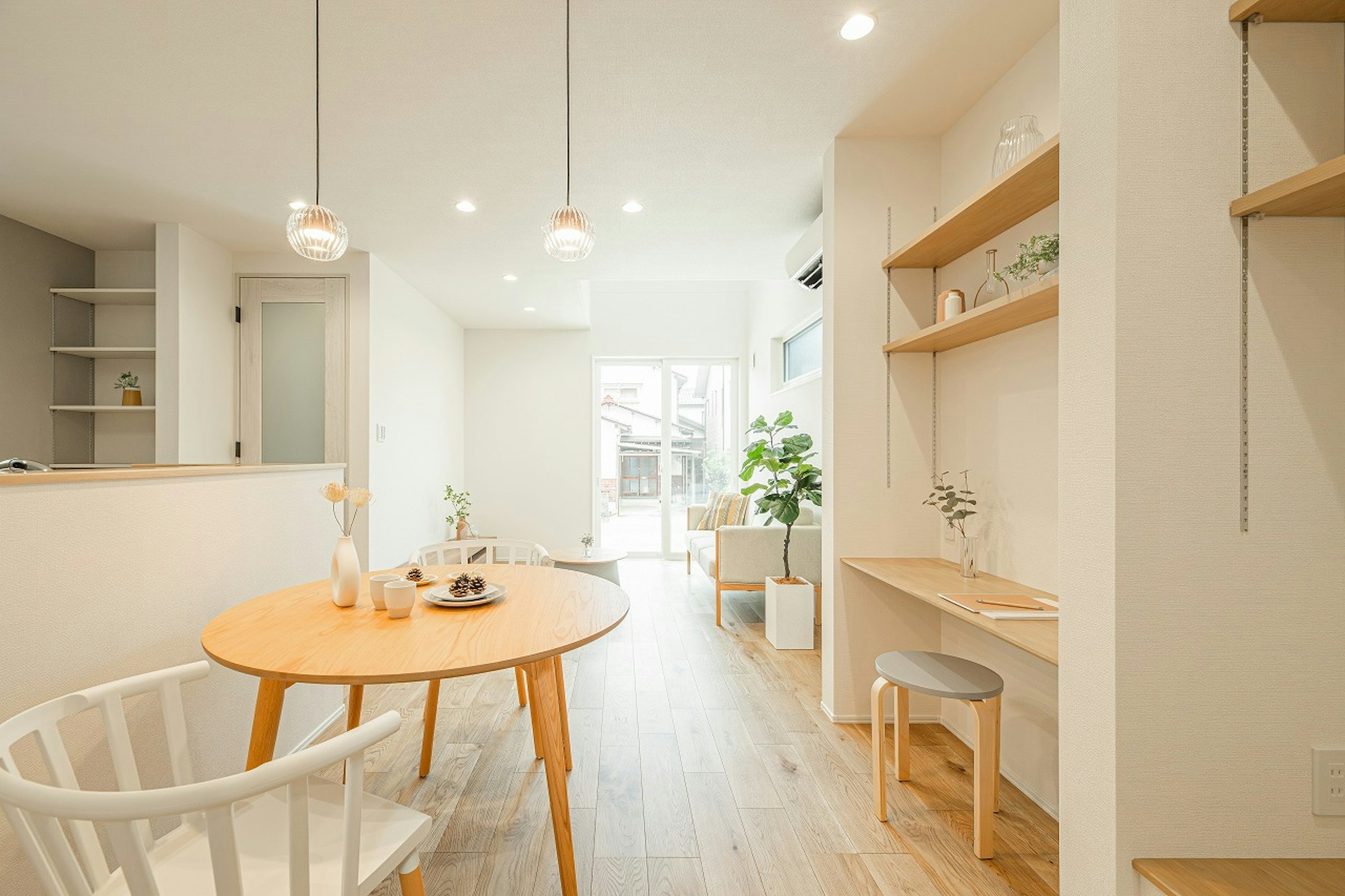 リビングの壁一面には本棚を設置し、本の好きな方はもちろんお子様の絵本を並べて図書館のように家族で本を共有できます♪