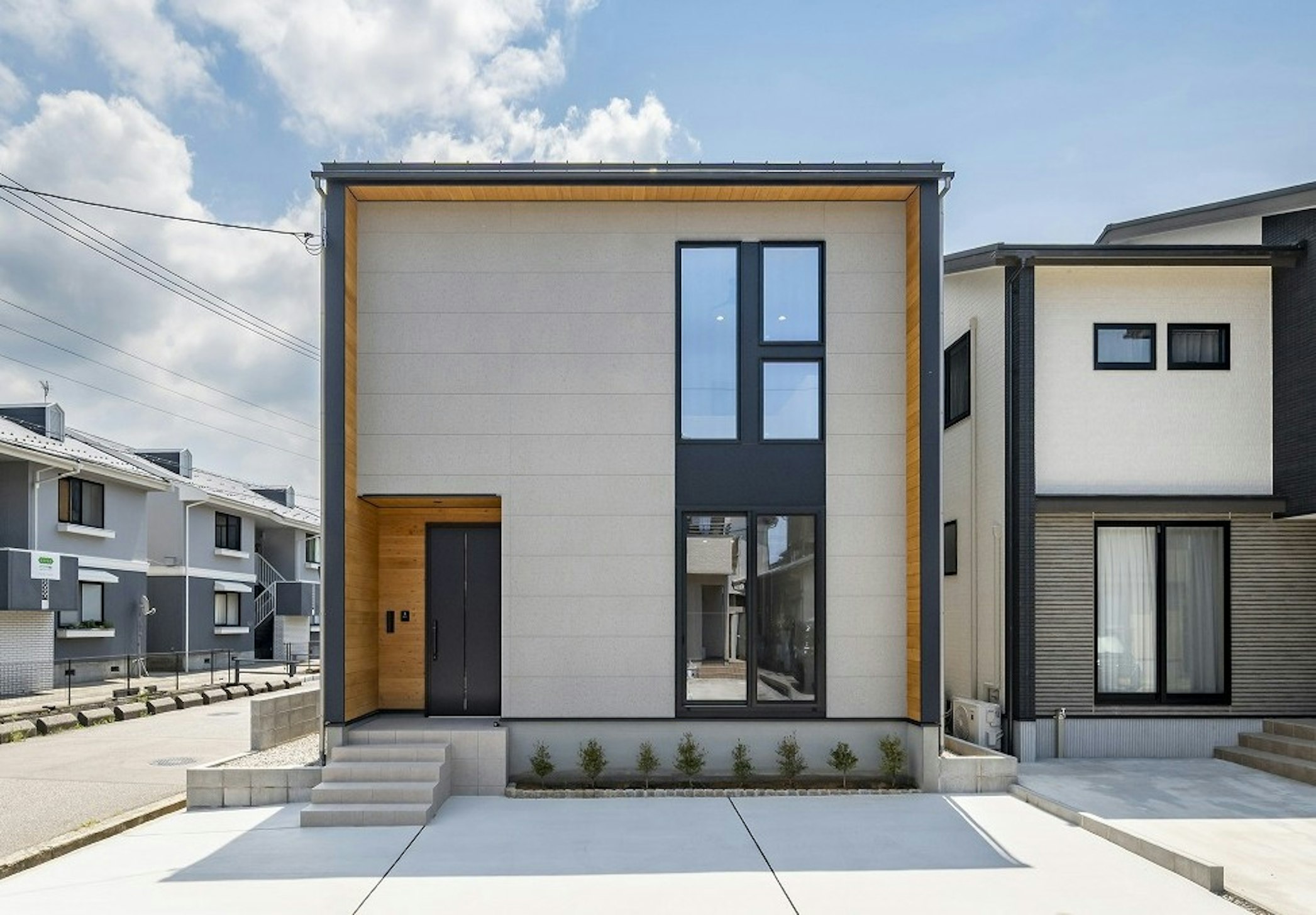 グレーのシンプルなフラットデザインを基調に天然木のぬくもりが魅力のナチュラルモダンデザインです。