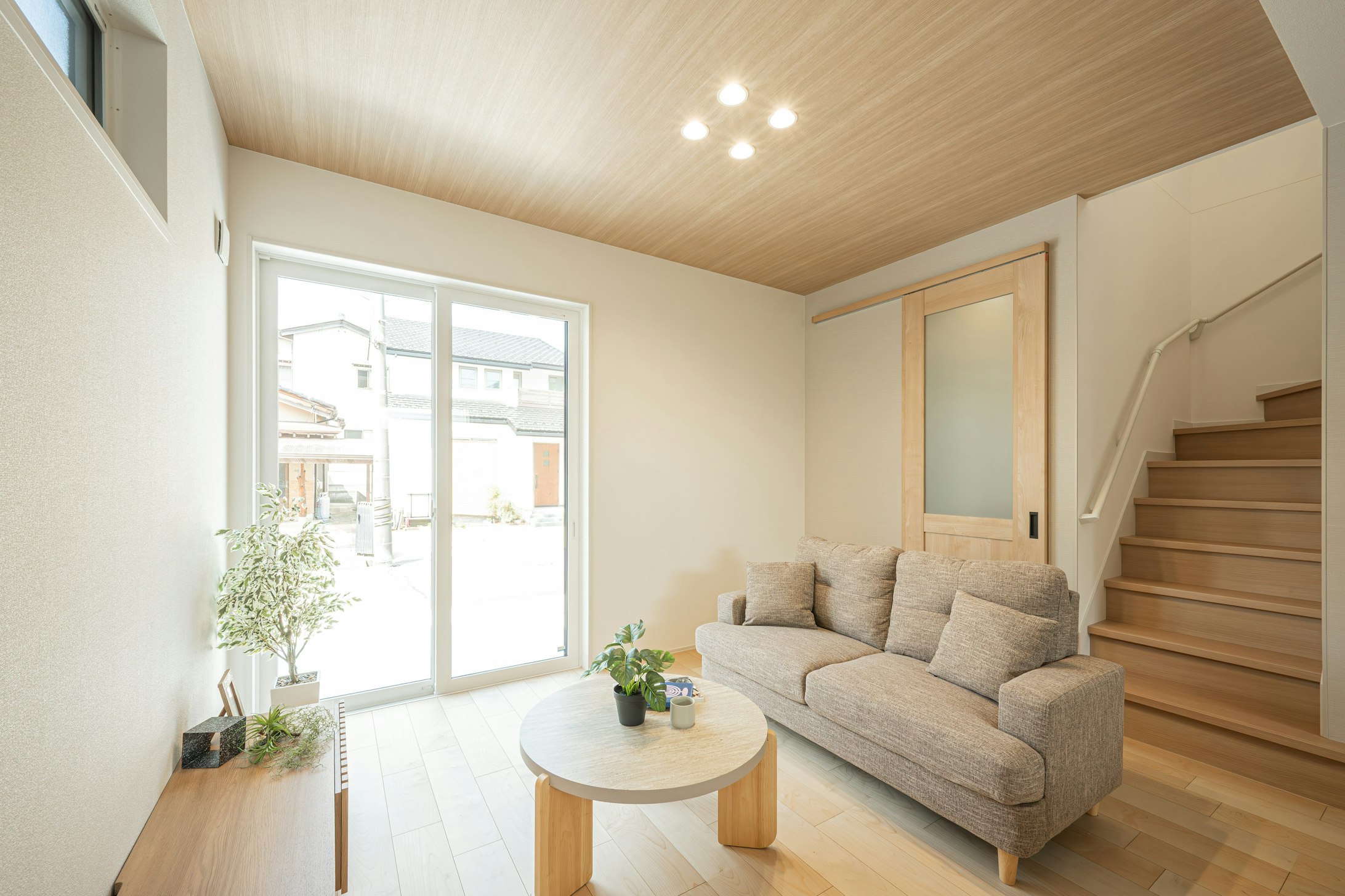 明るい乳白色のきめ細やかな木肌が特徴のメープルを使用した突板仕上げのフローリングは、どんなインテリアにも自然に溶け込み、明るく温かみのある空間です♪