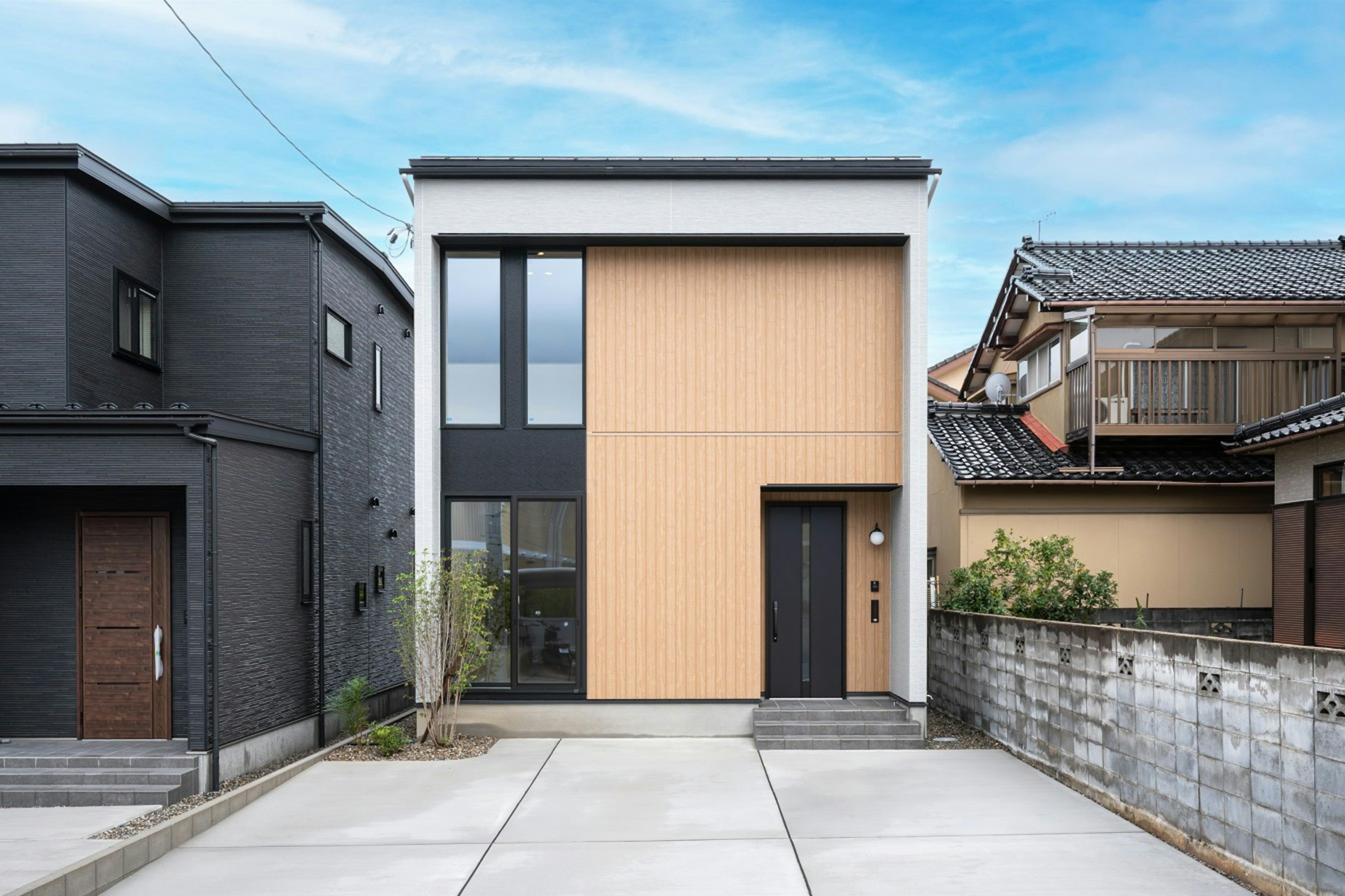 ハイサッシのコンビネーションと木目調のアクセントが映える外観デザインです♪