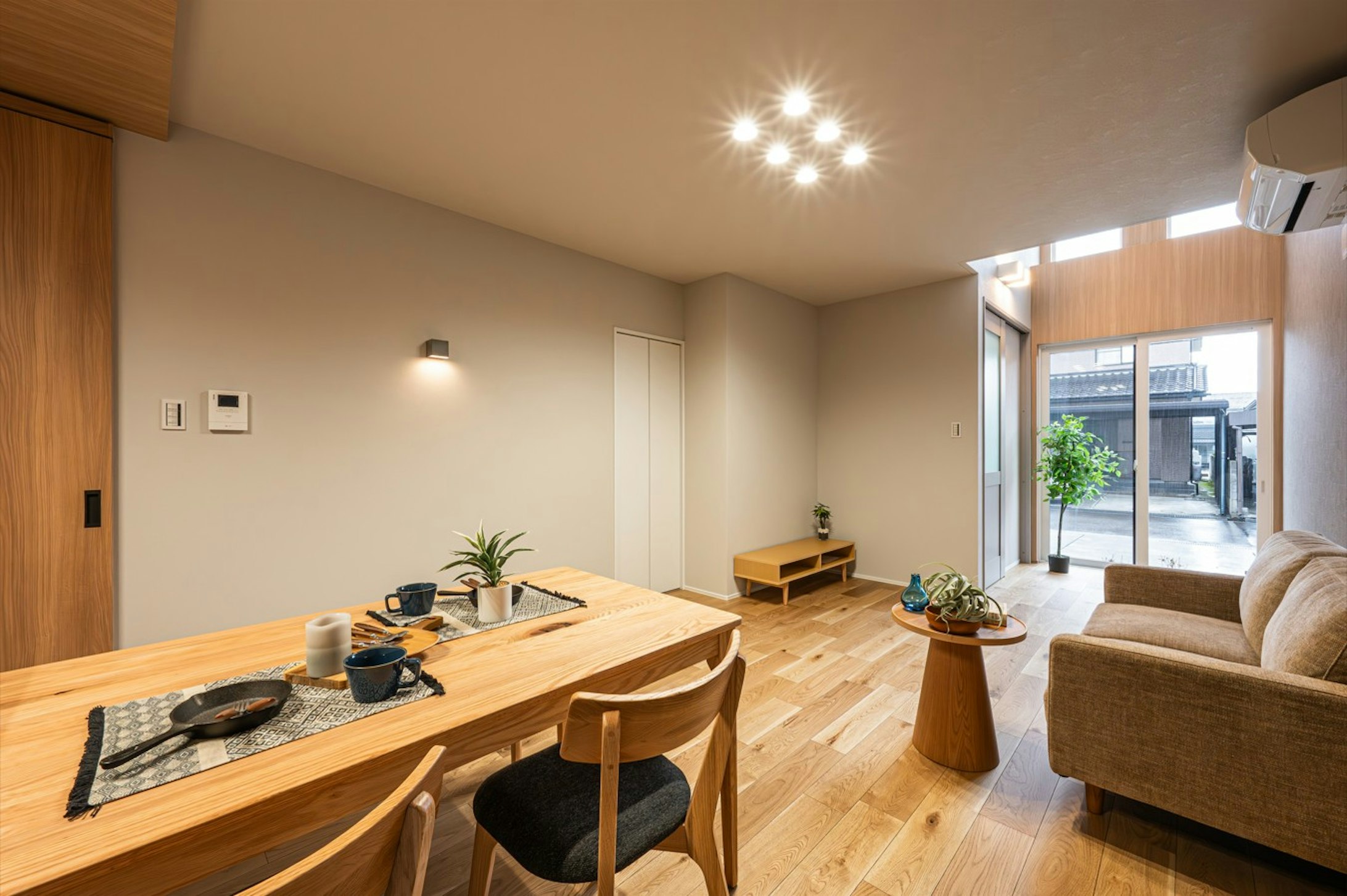 LDKは17.7帖の大空間で、天井高も2.5mのため圧迫感なく過ごせます。さらに吹抜があることで帖数以上の開放感を感じられます♪