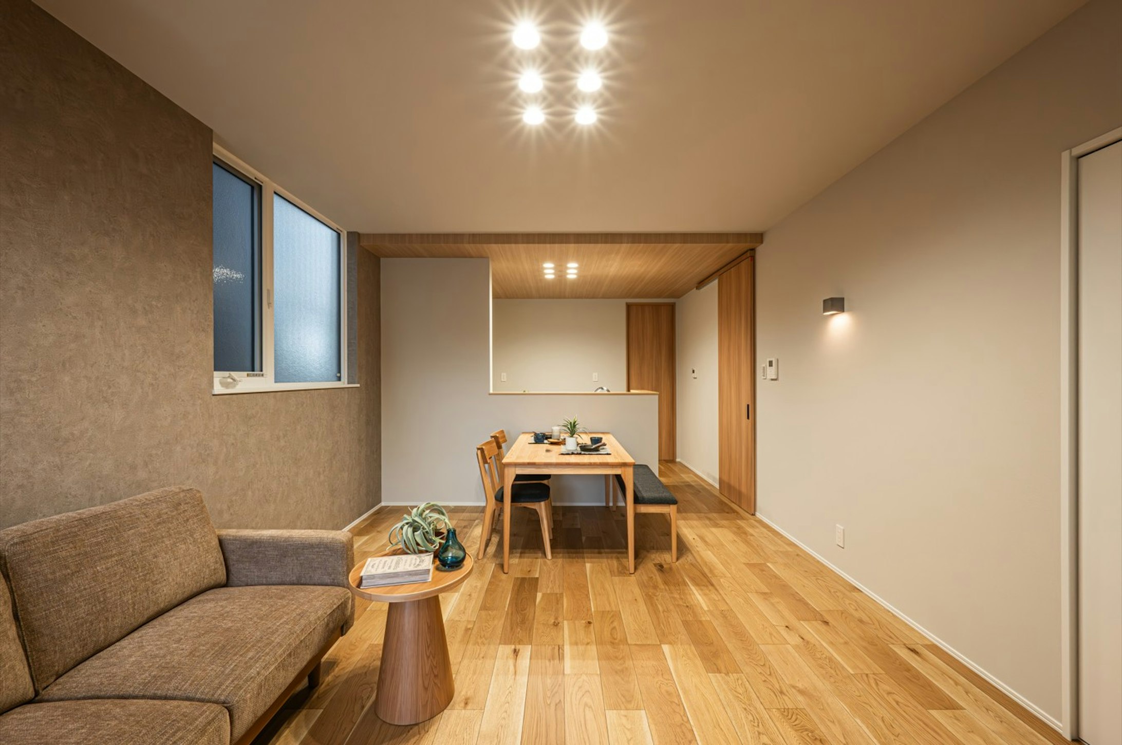 キッチン側の折り下げた木目調の天井が上質で温もりのある空間になります。