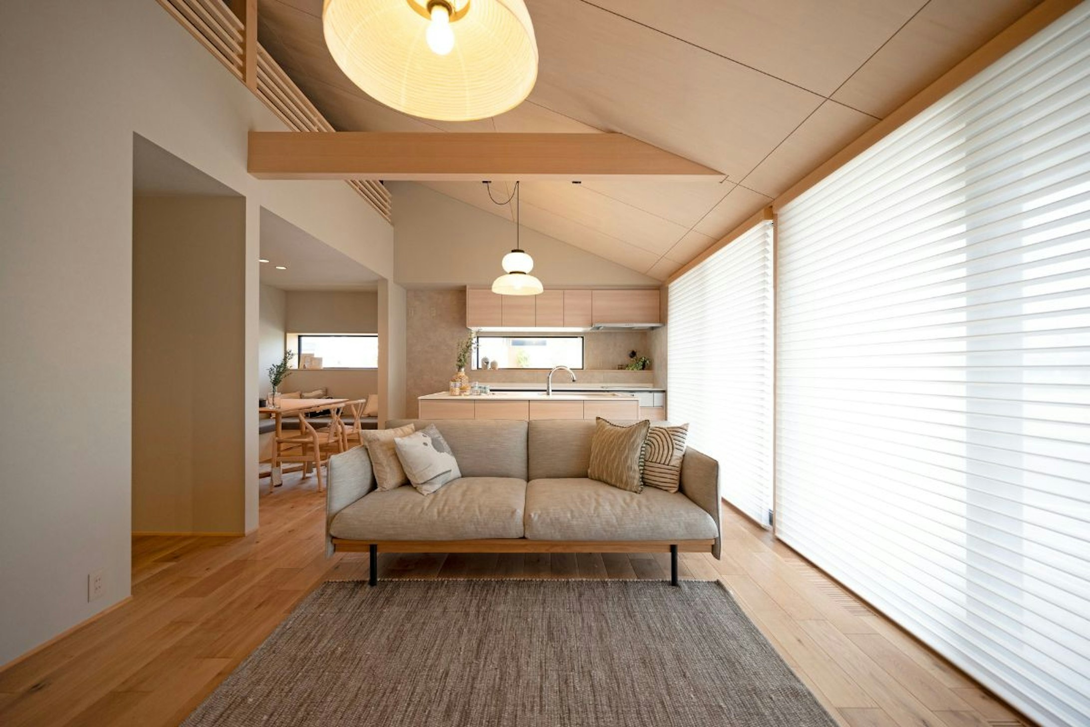 勾配天井によりゆったりとした開放感のあるリビング