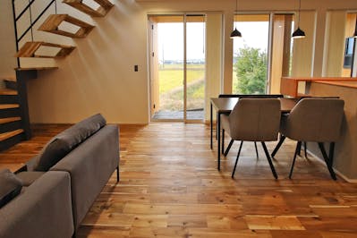 田園風景が眺められる開放的なリビング