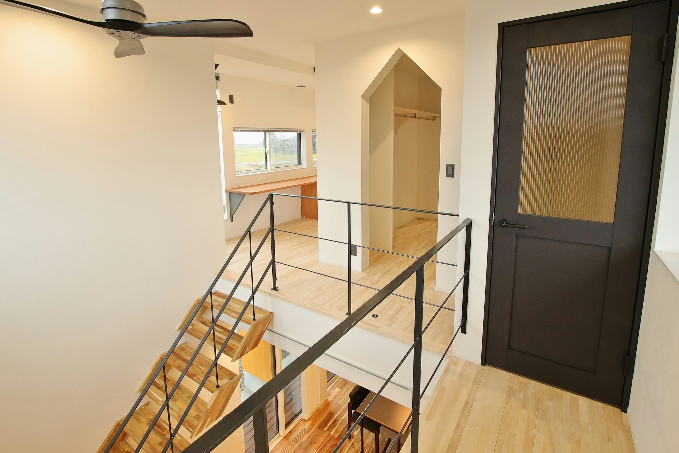 ワークスペースや大容量ウォークインクローゼットがある2階