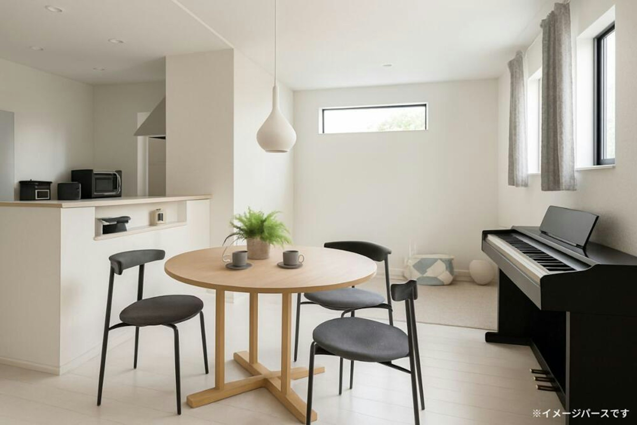 ダイニングが“家族の中心”になる設計  料理をする人、ピアノを弾く子ども、ソファでくつろぐ家族。 バラバラに過ごしていても、不思議とつながるLDK。 明るい内装と落ち着いた家具のコントラストが、 家族の時間をやさしく包み込む“居心地の良さ”をつくります。