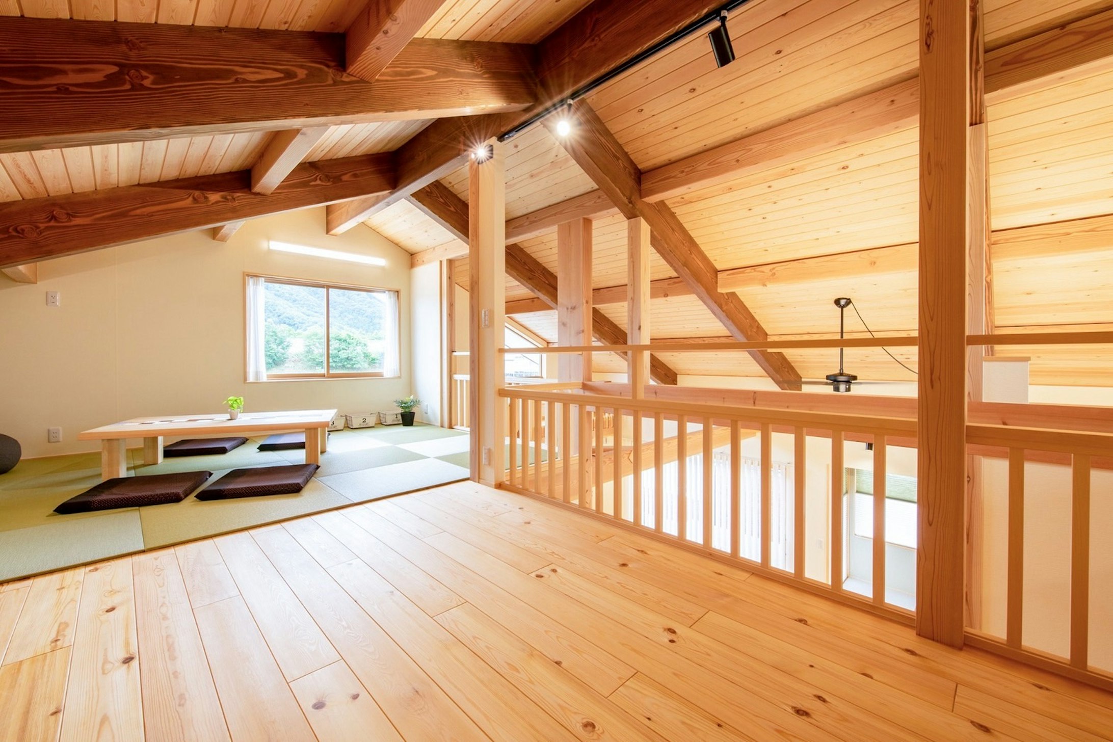 吹き抜け　自然素材　無垢材　パッシブデザイン　採光　通風　オープンスペース　