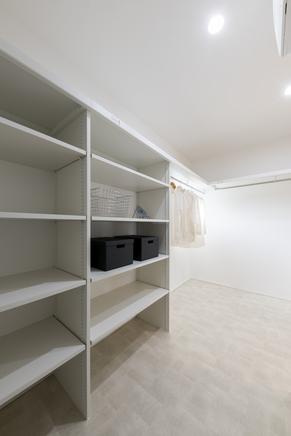 ドレッサーも置けるくらい広いWICは水回りとも近く片付けも時短に。※写真は当社施工事例