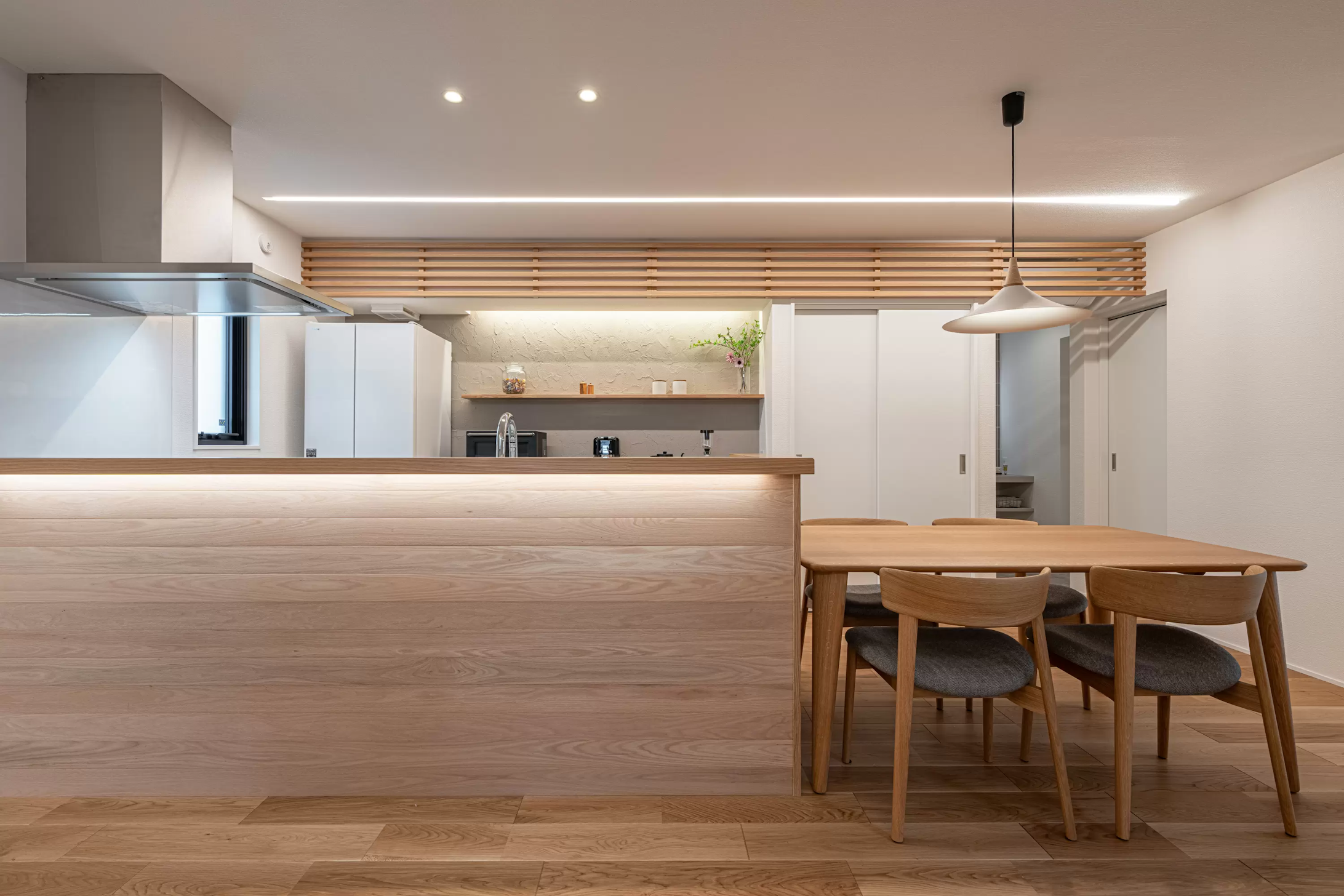 木質感×グレイッシュトーンのLDK