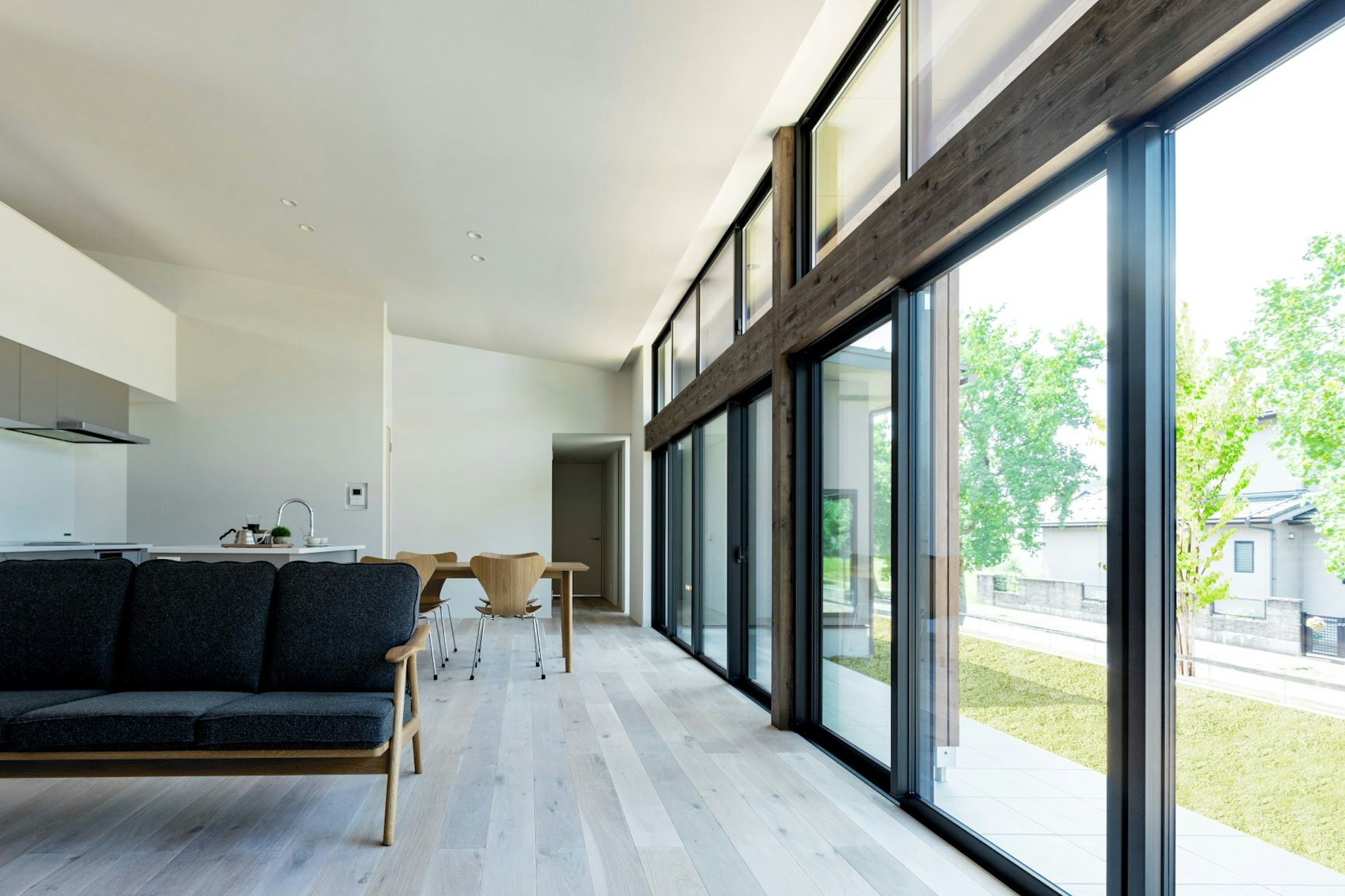 勾配天井を生かした空間デザインの平屋