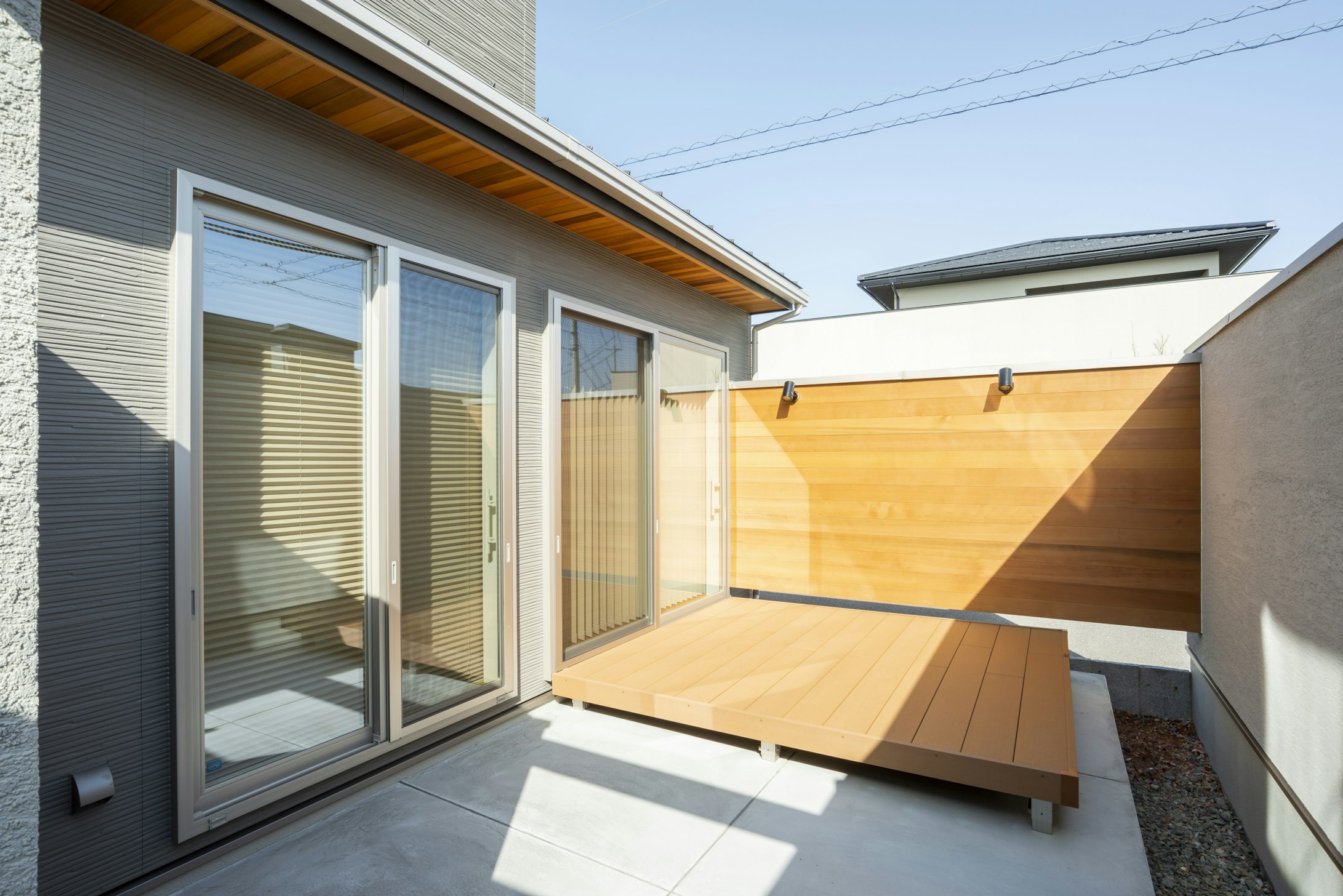 道路からの視線を気にせず、のんびりできるプライベートテラス※写真は当社施工事例。