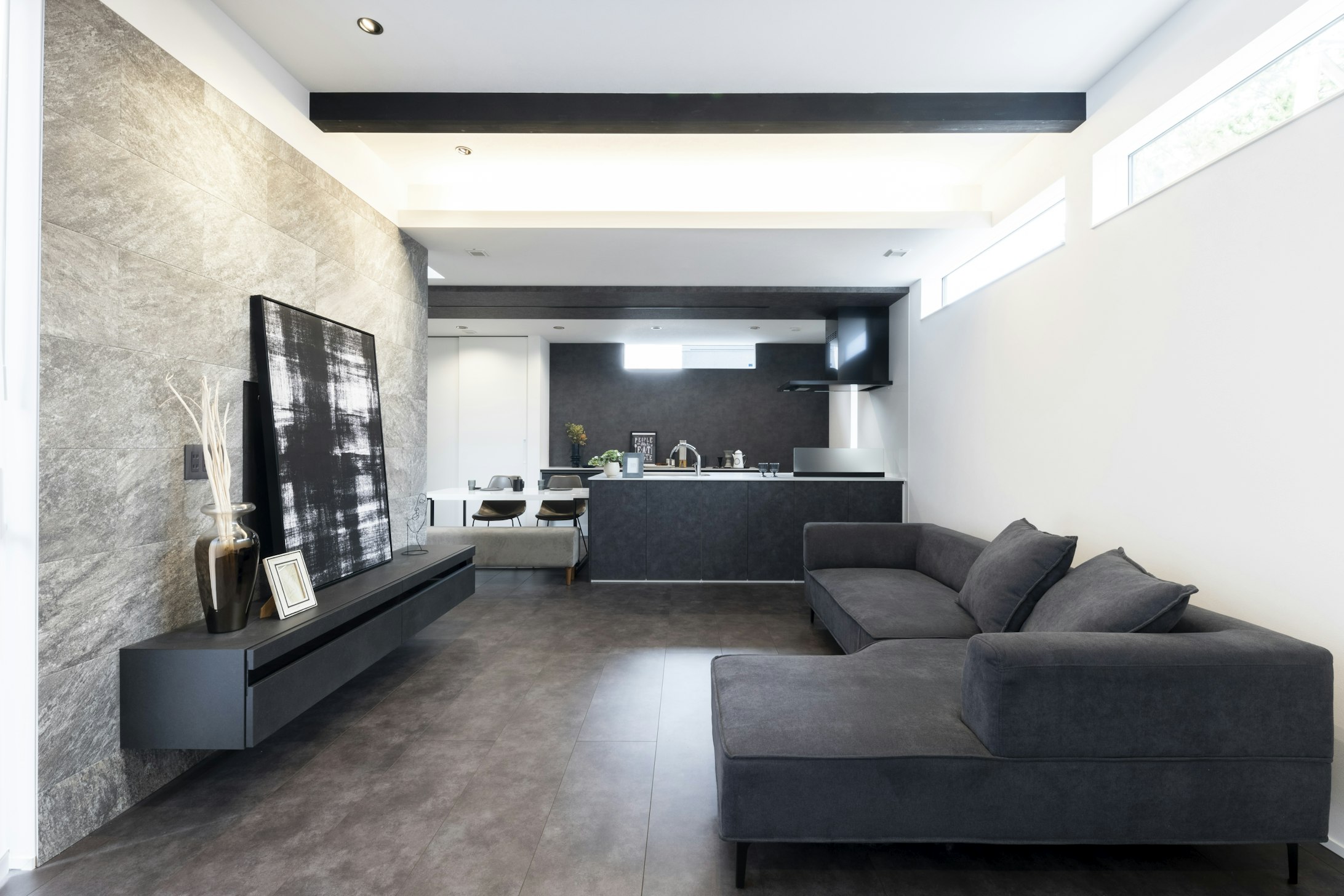 グレー×ブラックのシックで高級感のある内装※写真は当社施工事例。