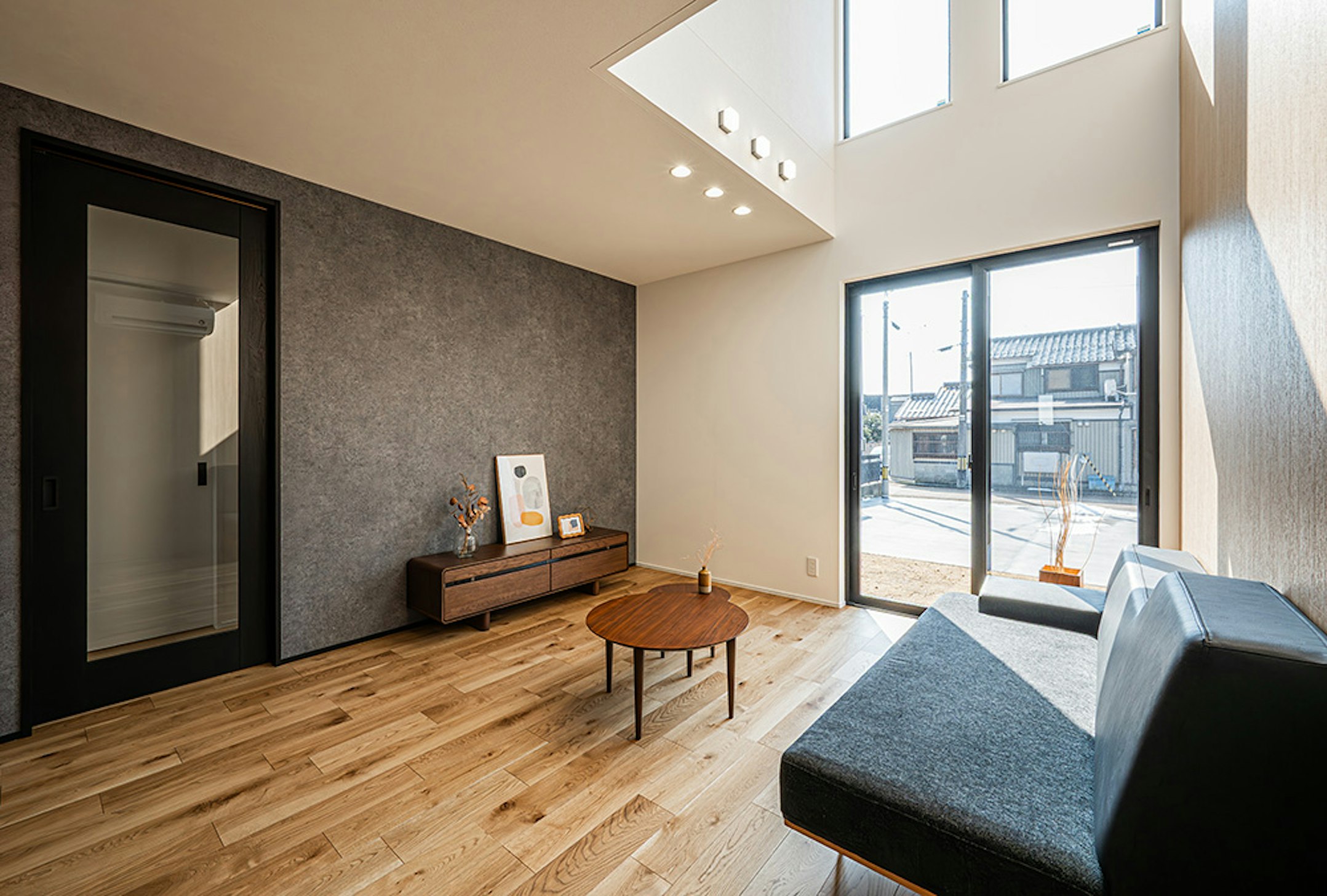 LDKは17.7帖の大空間で、天井高も2.5mのため圧迫感なく過ごせます。さらに吹抜があることで帖数以上の開放感を感じられます♪