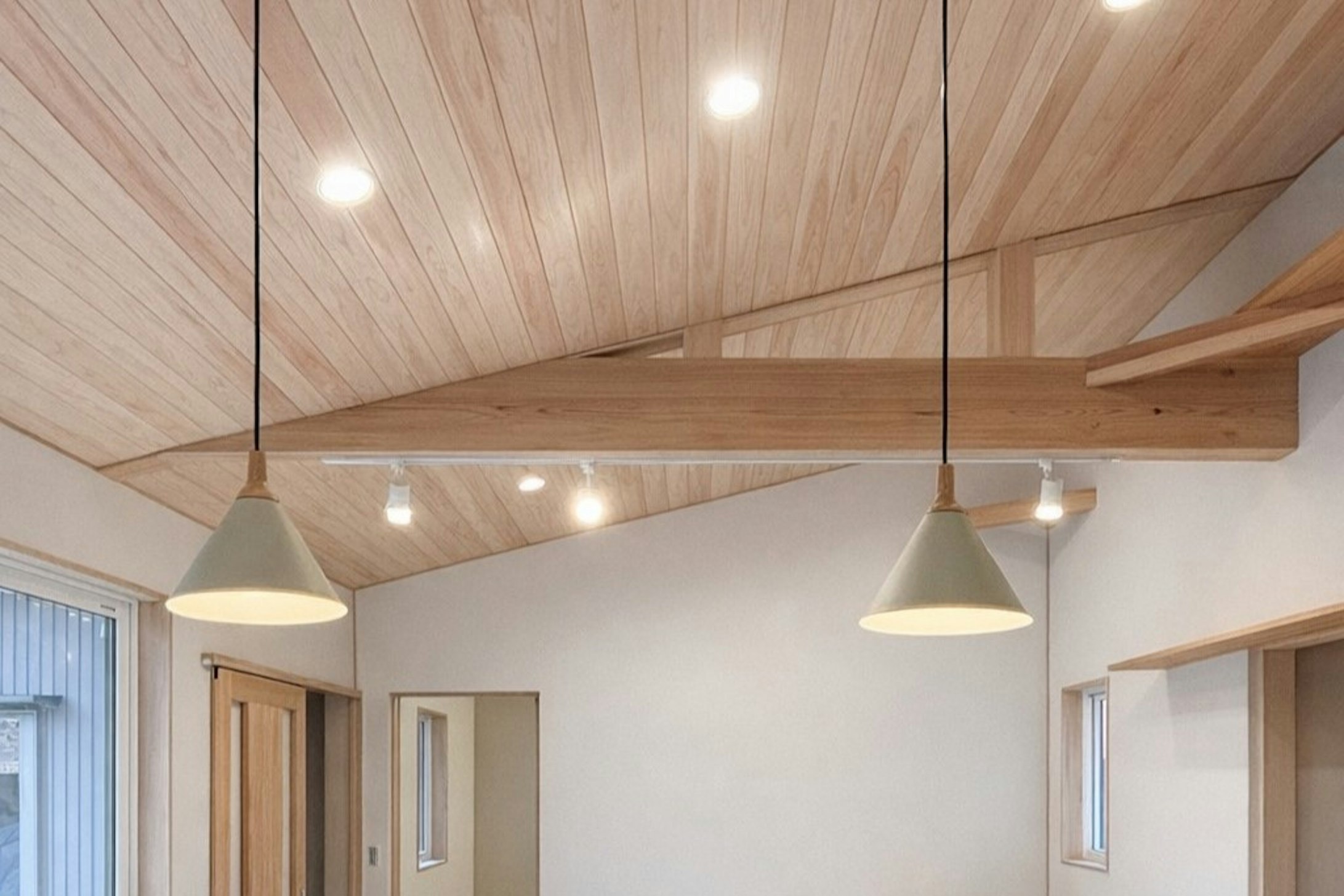 ヒノキ　勾配天井　木の家　自然素材の家　木の香