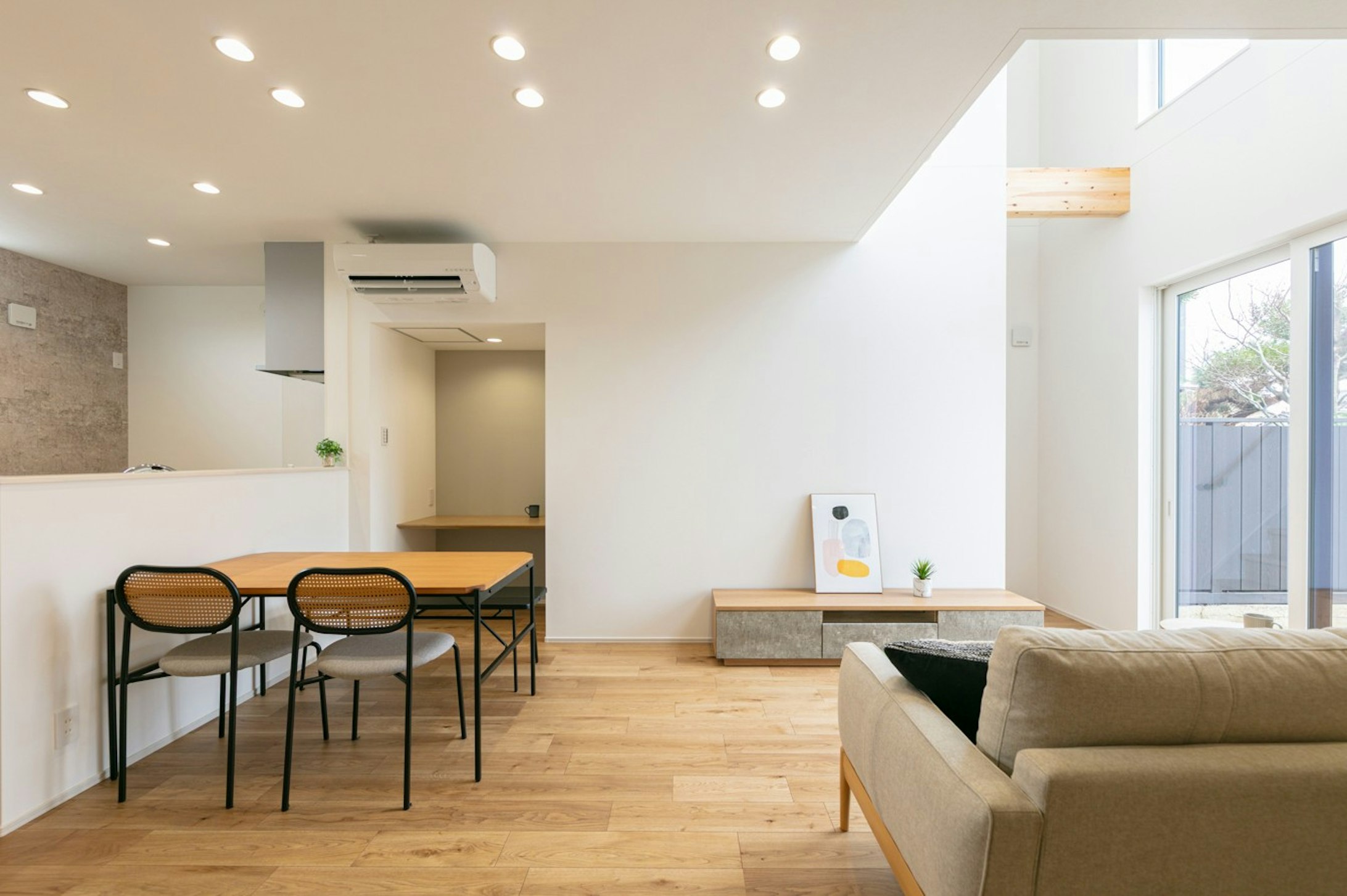 LDKは18.8帖で天井高も2.5mもあり圧迫感のない空間設計です。さらに吹抜設計で帖数以上の広がりを感じる開放感のある住まいです♪