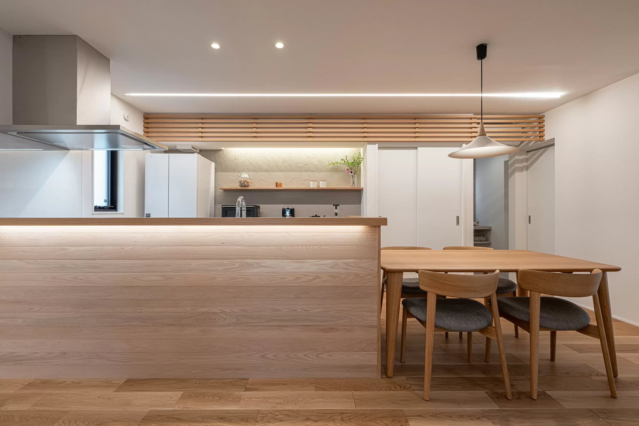 木質感×グレイッシュトーンのLDK