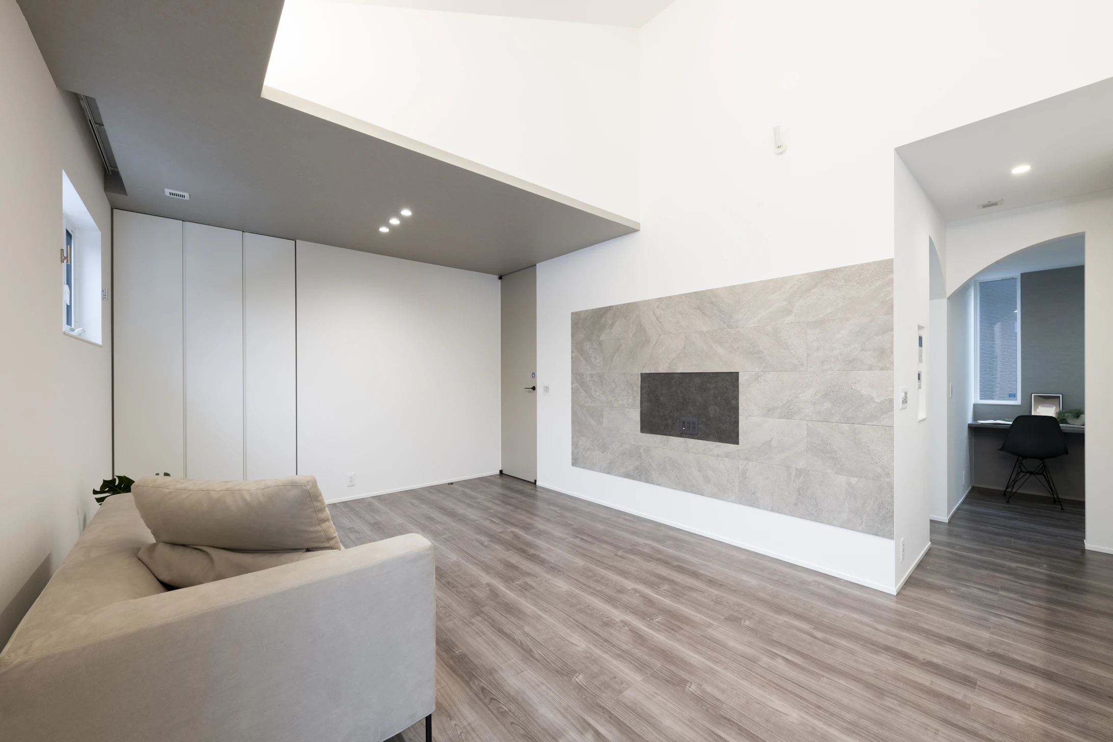 ソファでくつろぐゆったりリビング※写真は当社施工事例。