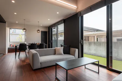 程よい距離感のスイートラウンジ