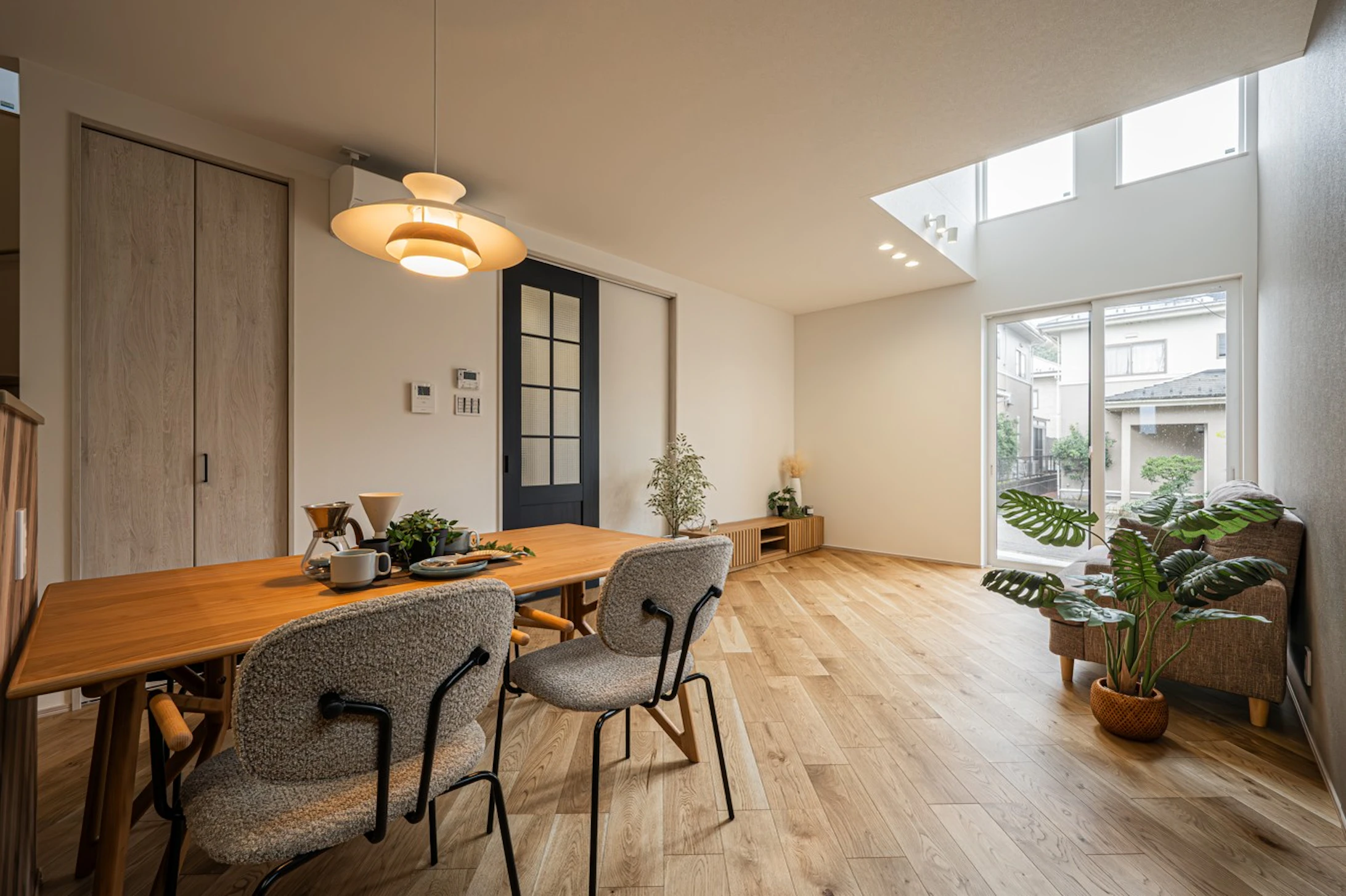 LDKは17.7帖の大空間で、天井高も2.5mのため圧迫感なく過ごせます。さらに吹抜があることで、LDKが明るく開放的な空間になり、帖数以上の開放感を感じられます。