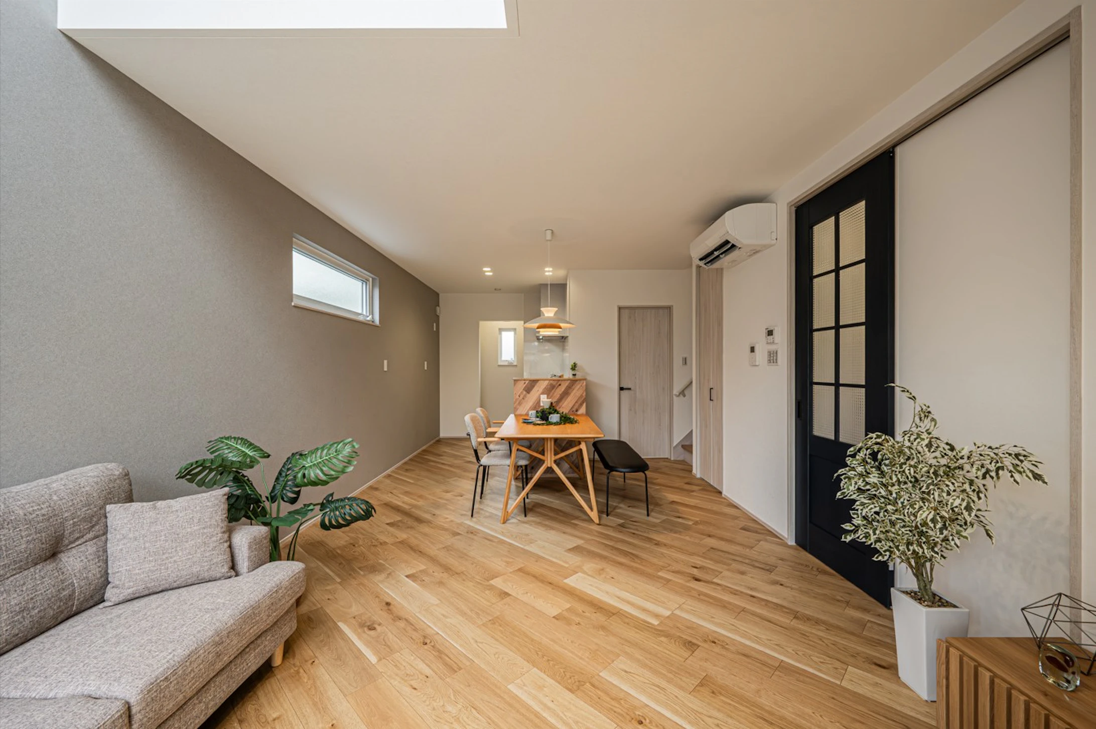 フローリングを斜め張りにし、個性溢れるLDKに。床表面の無垢材とナチュラルテイストの家具が相まって、落ち着く空間を演出しています♪