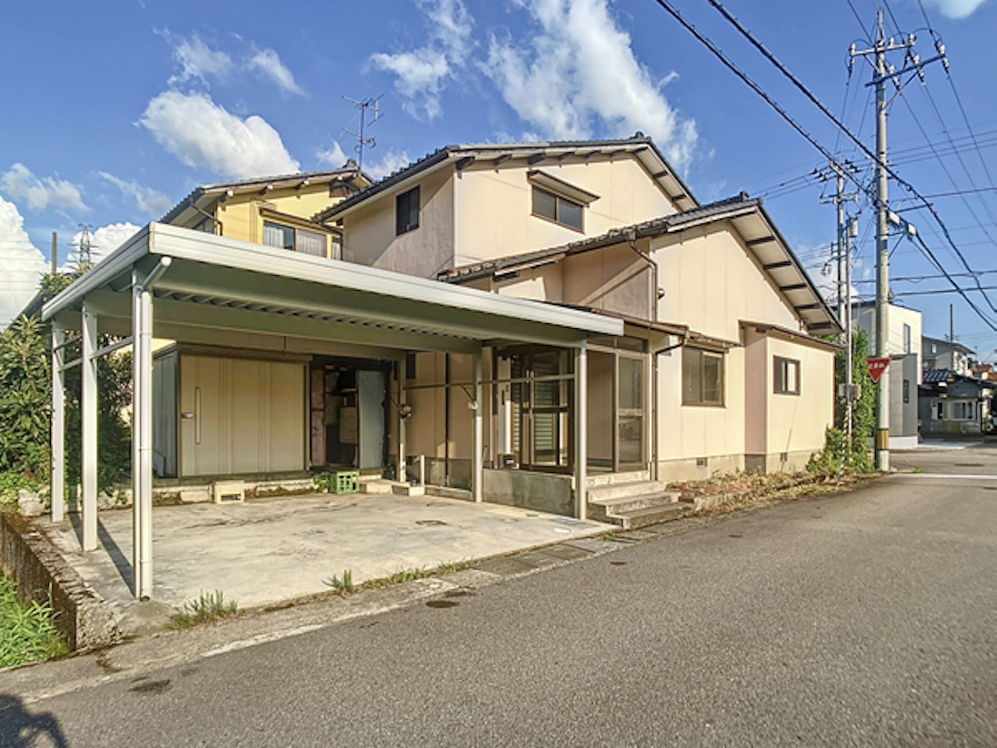 山側幹線から1本入った閑静な住宅街に位置しております。