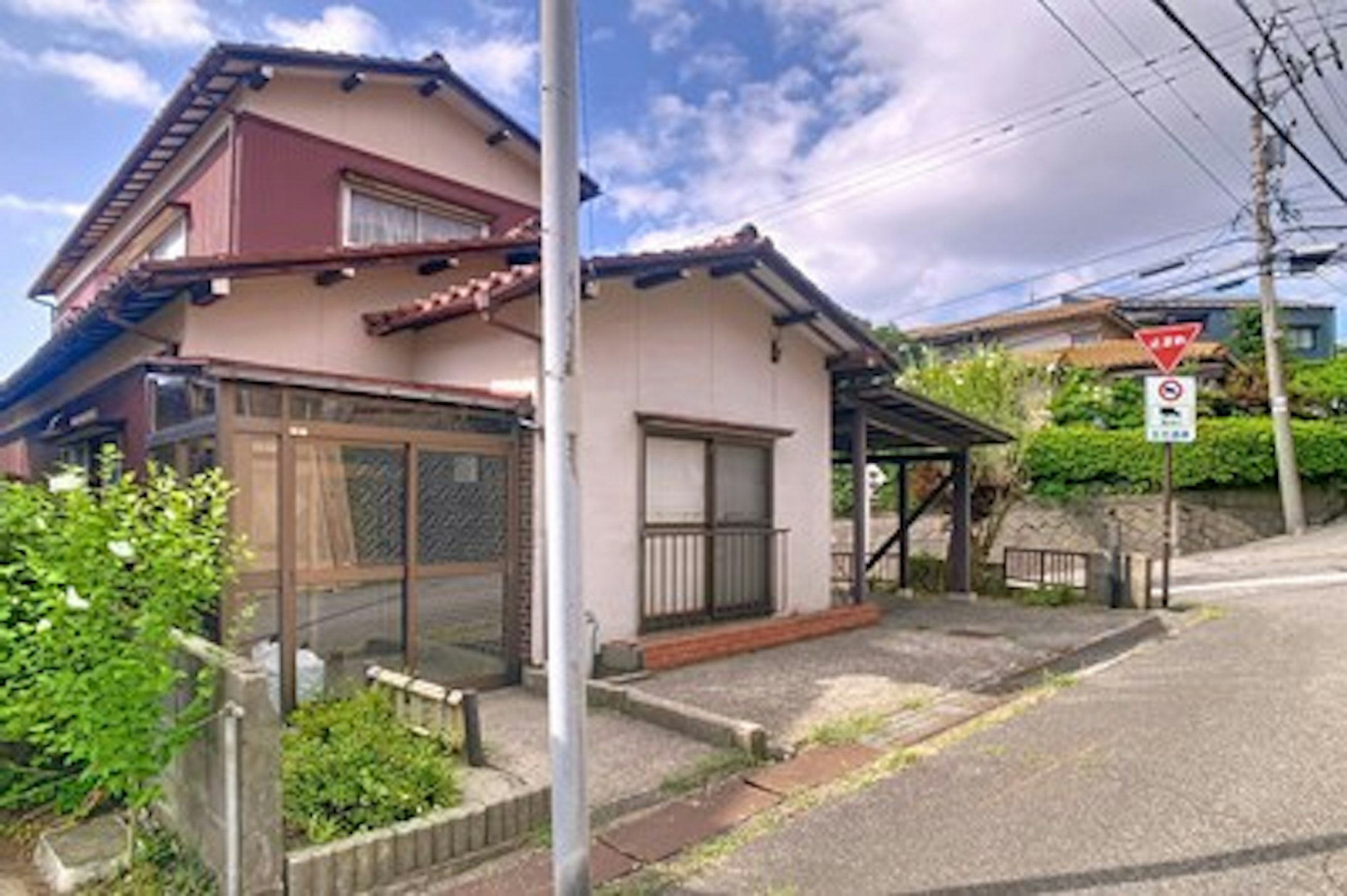 日当たり良好な角地！ 建築条件なしで、自由な家づくりが叶います。