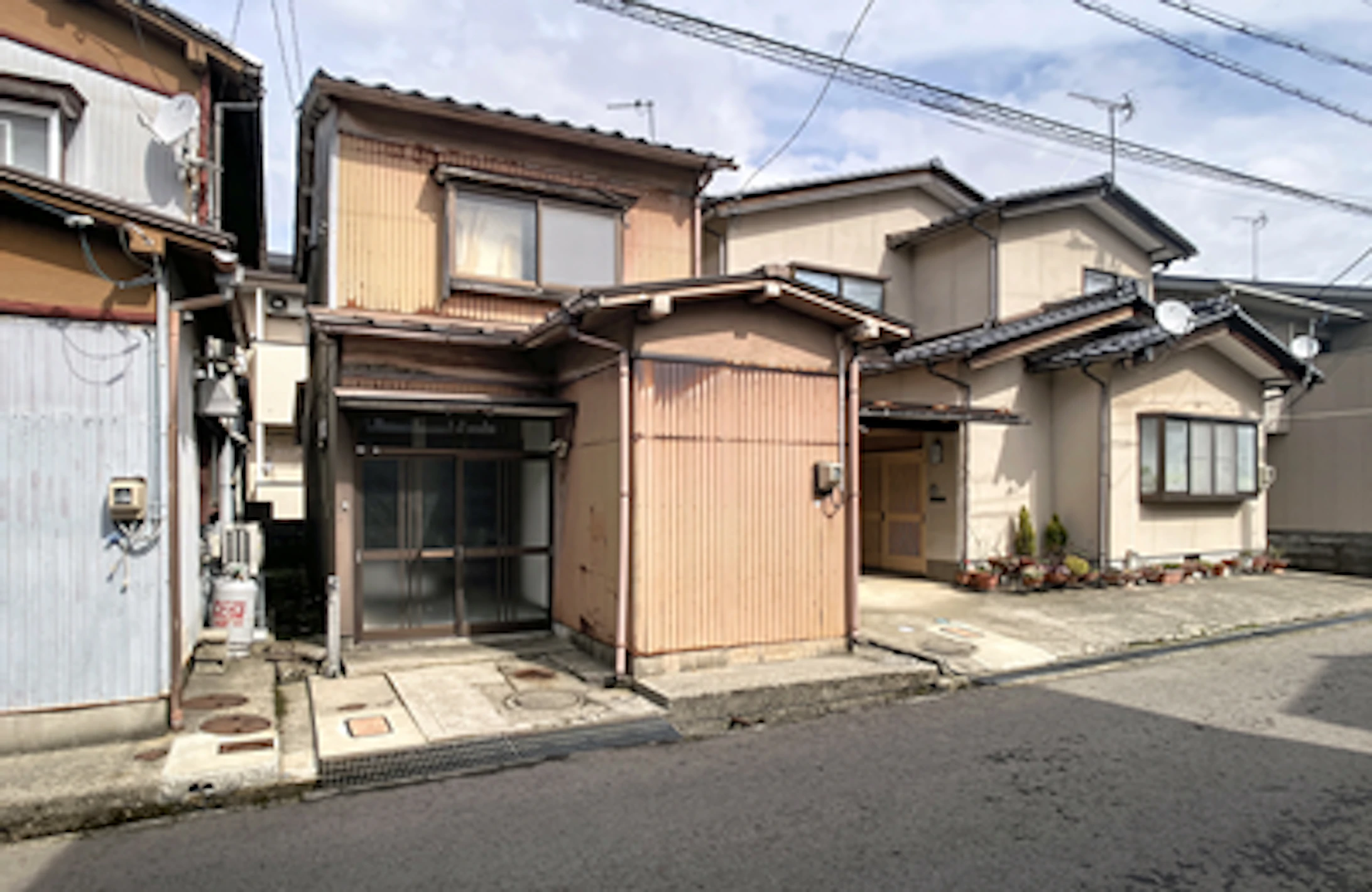 周辺には商業施設や薬局が点在。日々の買い物がスムーズに完結する贅沢な立地です。