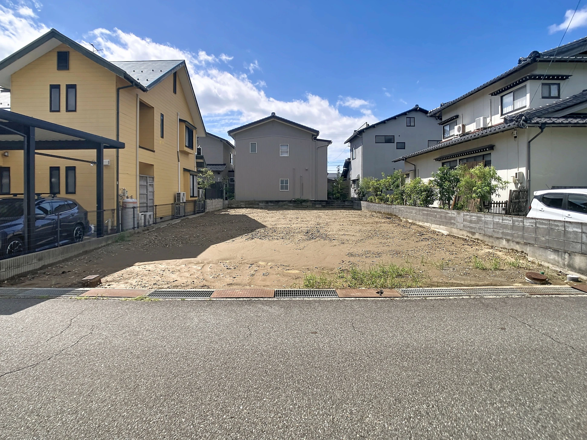 広い間口で並列駐車や自由度の高い建築プランが可能。